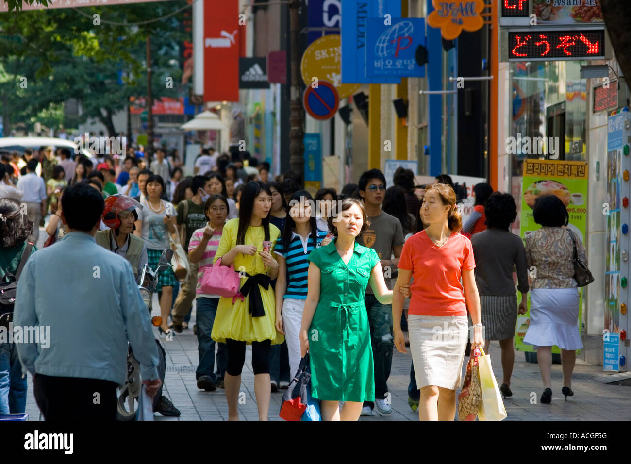 Shopping in Myongdong mercato commerciale di Seoul COREA DEL SUD Foto Stock