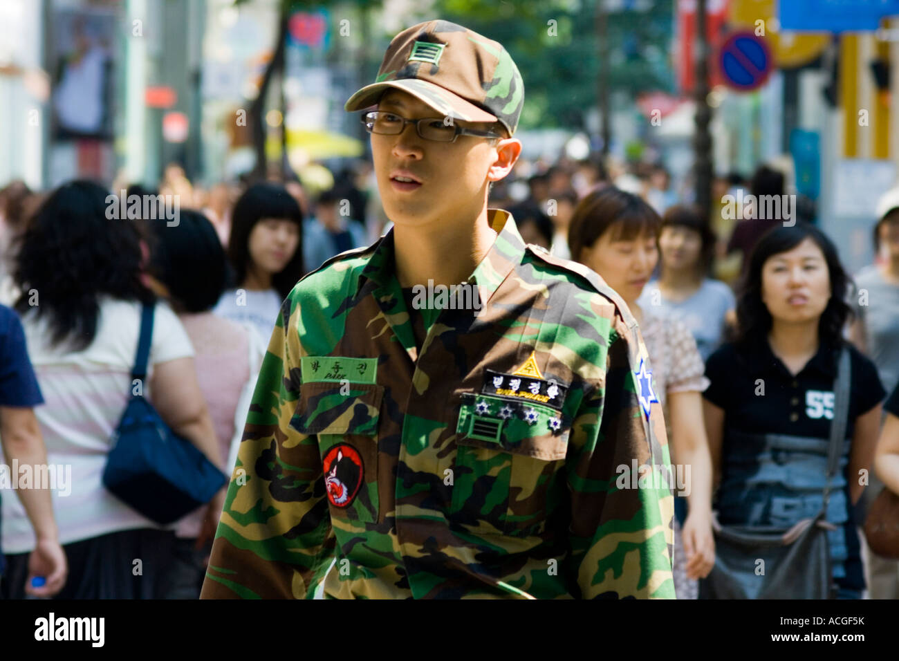 Giovane soldato coreano in uniforme Myongdong mercato commerciale di Seoul COREA DEL SUD Foto Stock