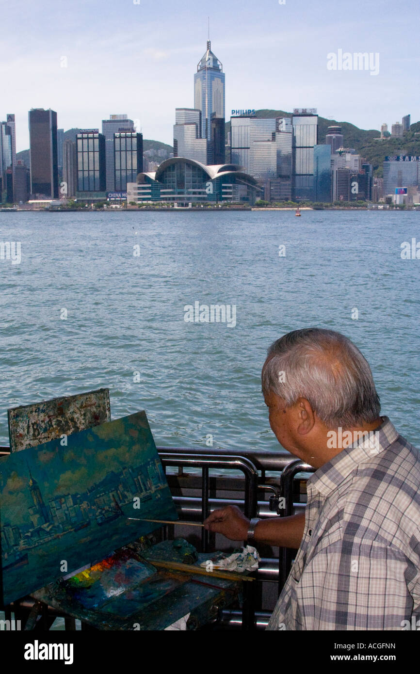 Artista Cinese Pittura Centro Convegni ed Esposizioni di Hong Kong e lo skyline di Hong Kong Foto Stock