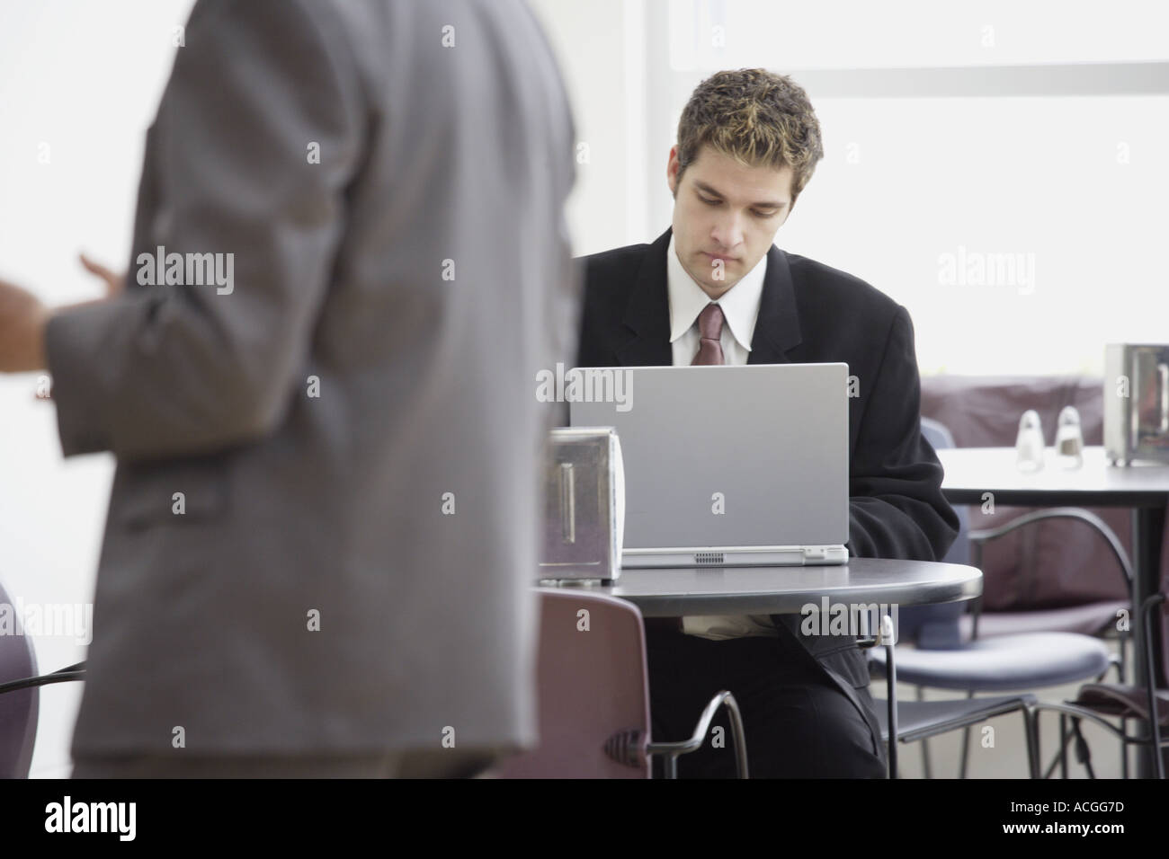 Imprenditore al laptop Foto Stock