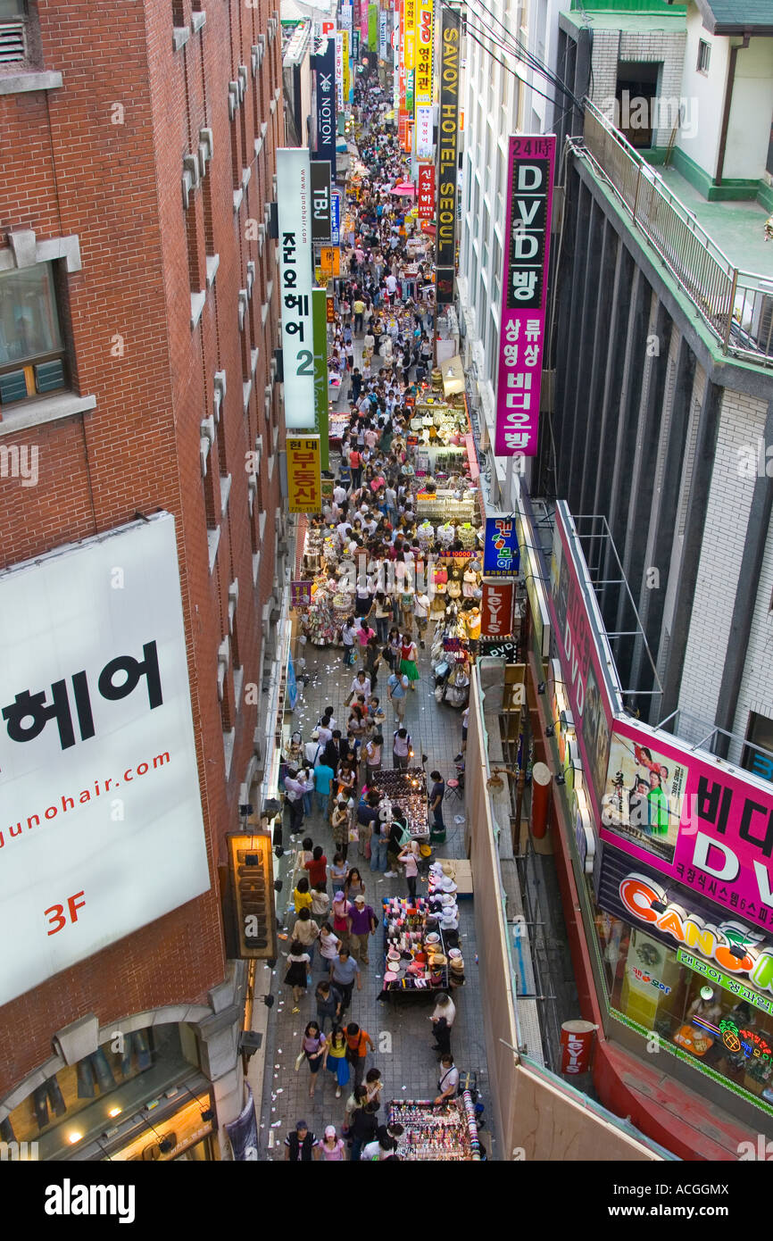 Vista da sopra della stretta strada dello shopping Myongdong mercato commerciale di Seoul COREA DEL SUD Foto Stock