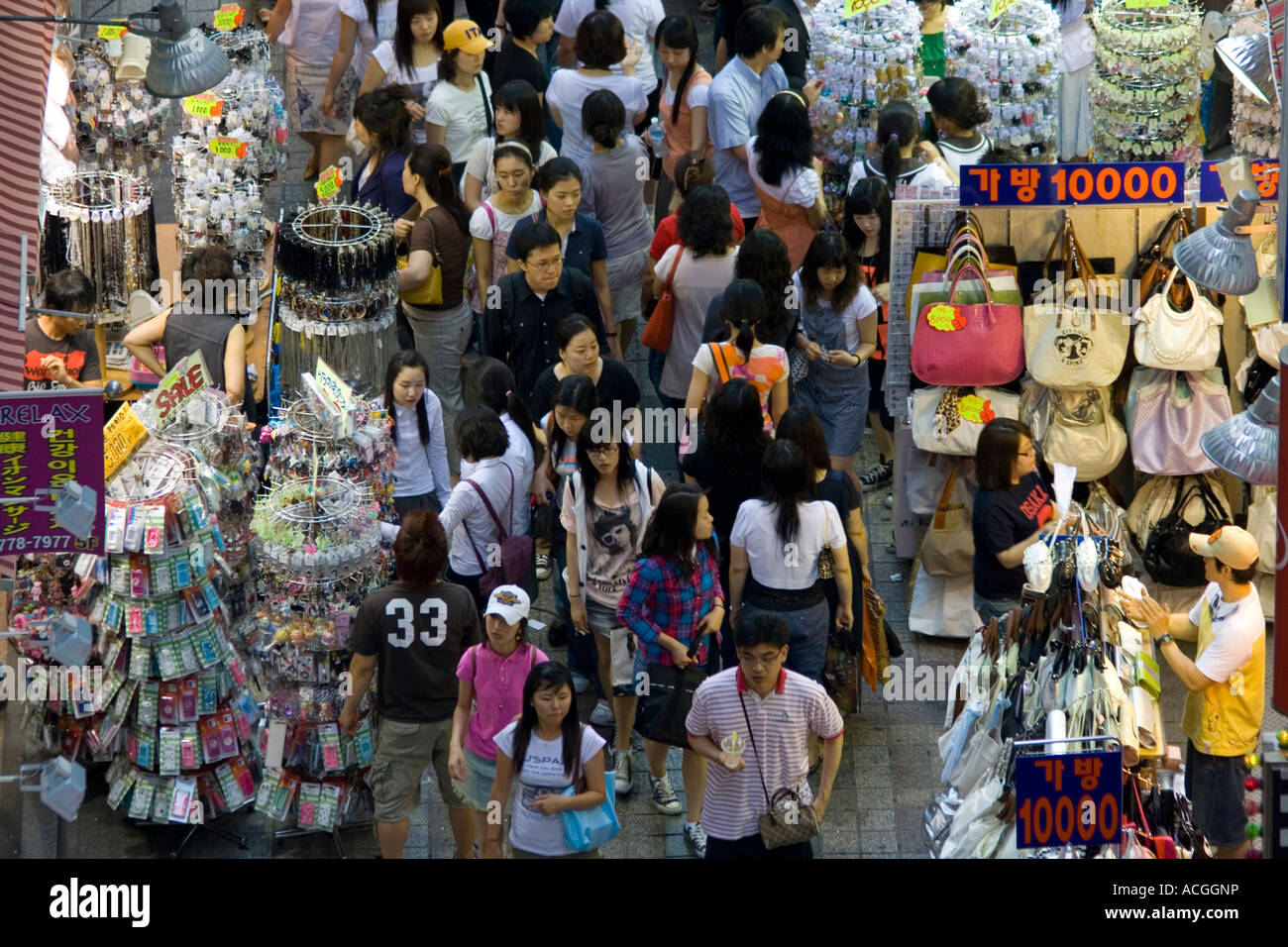 Giovani Myongdong di shopping al mercato commerciale Seoul COREA DEL SUD Foto Stock