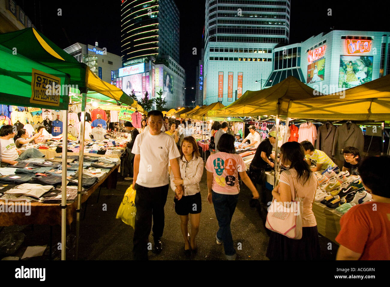 Shopping nella parte scoperta della Notte di Dongdaemun Market Seoul COREA DEL SUD Foto Stock