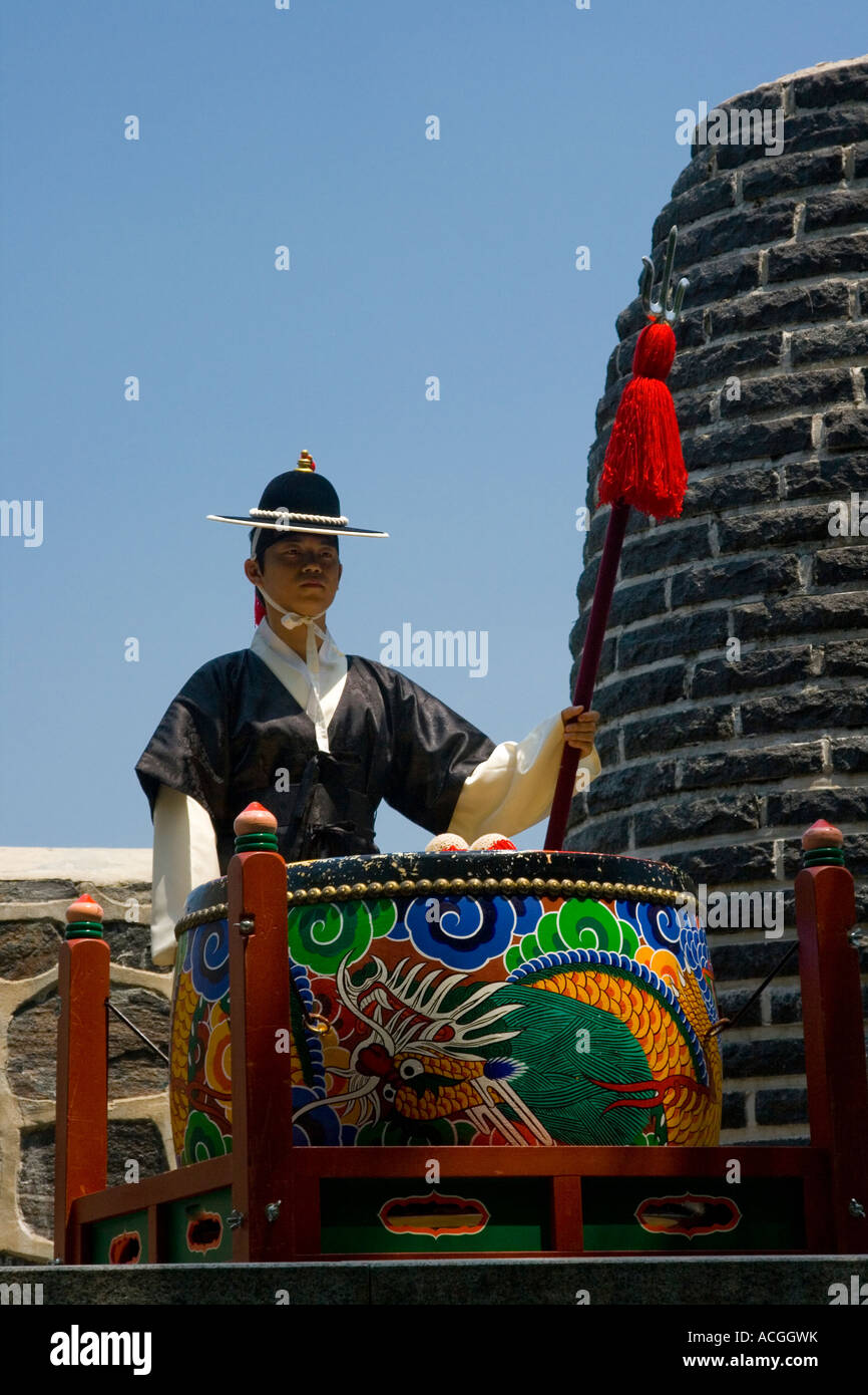 In costume antico cerimoniale di Avviso di protezione Faro Faro Mound Seoul parete fortezza di Namsan Hill Park Seoul COREA DEL SUD Foto Stock