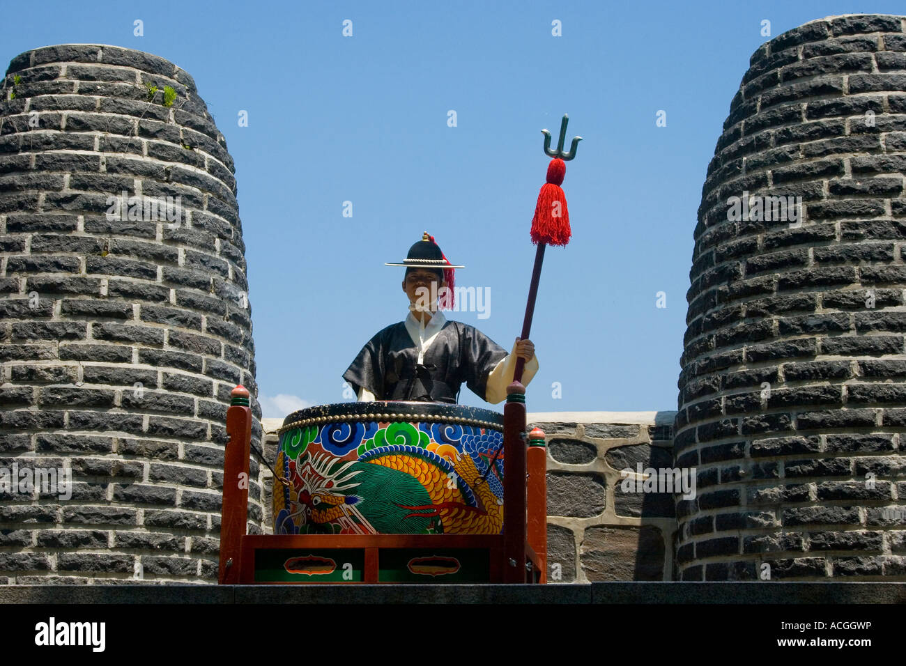 In costume antico cerimoniale di Avviso di protezione Faro Faro Mound Seoul parete fortezza di Namsan Hill Park Seoul COREA DEL SUD Foto Stock