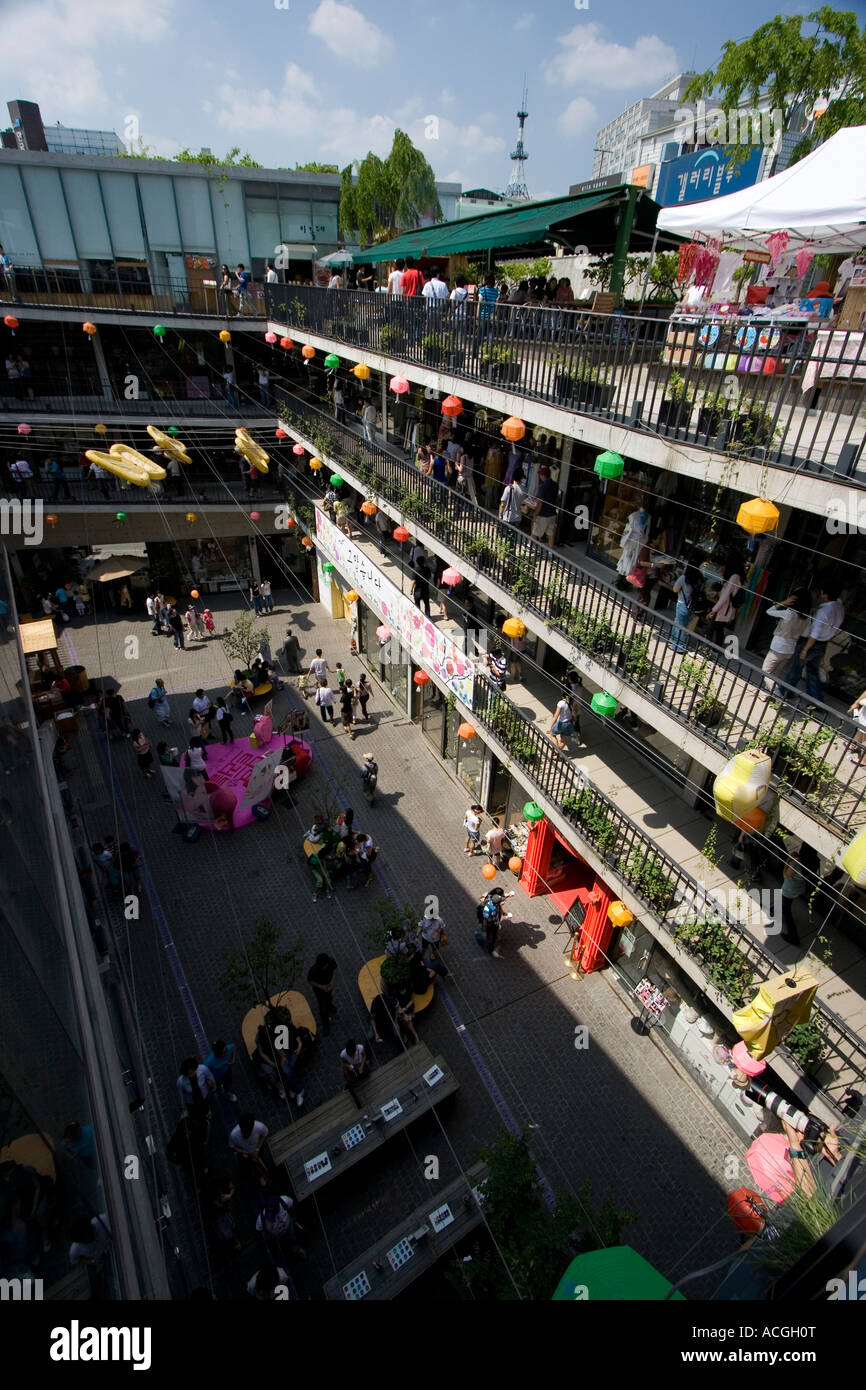 Ssamzie Gil mercato all'interno di Insadong distretto commerciale di Seoul COREA DEL SUD Foto Stock