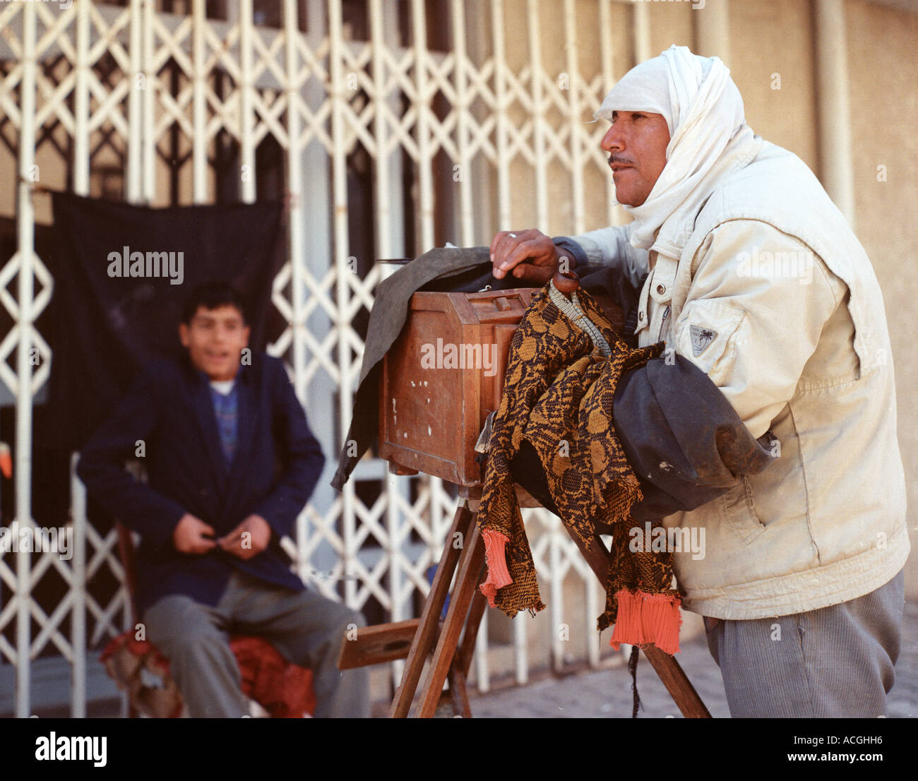 Fotografo di strada centrale zona Souk a Bagdad in Iraq Foto Stock