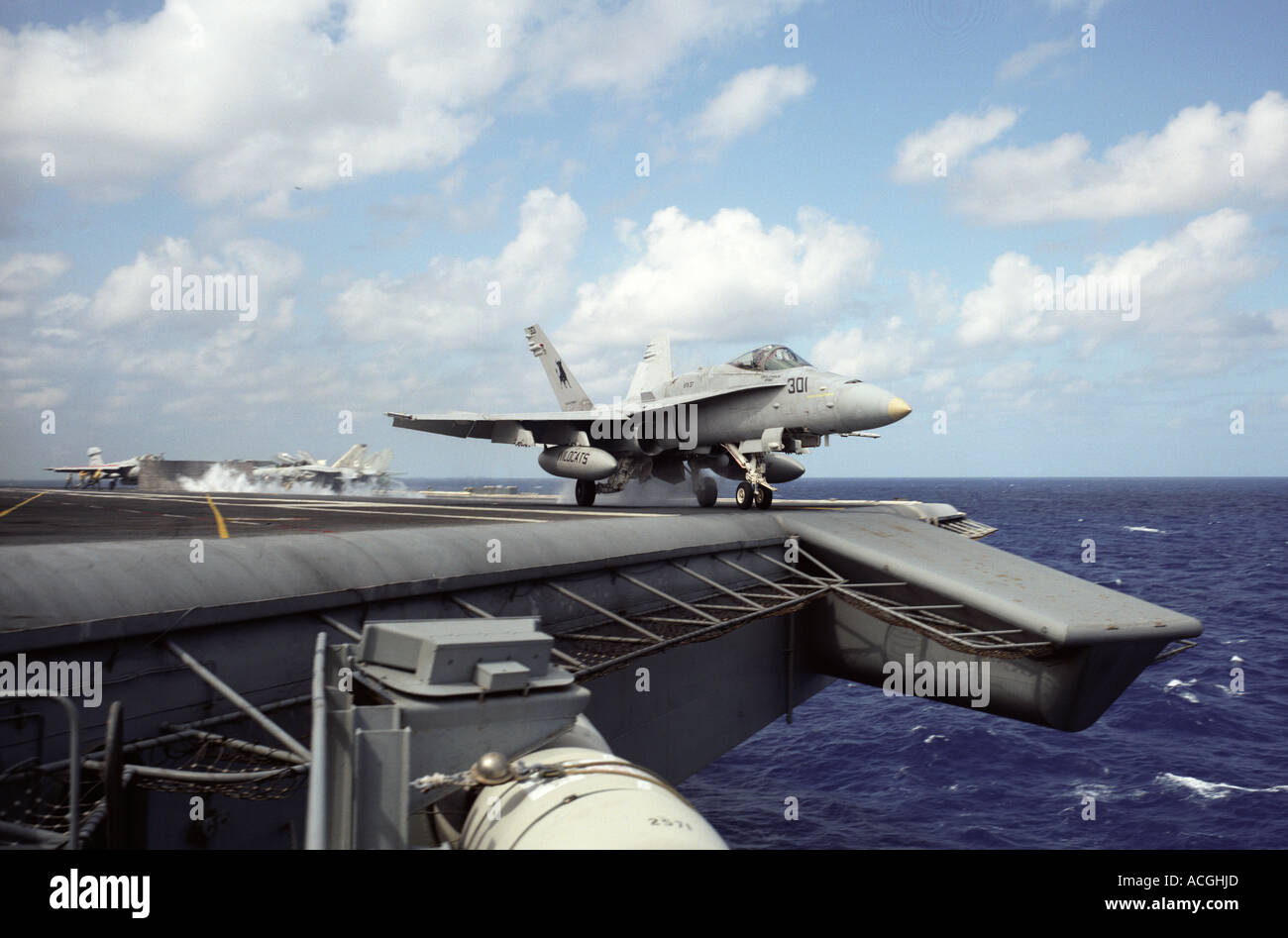 Il volo gli ufficiali di coperta terra un U.S. Navy F/A-18C Hornet durante operazioni di volo dal ponte di USS John F. Kennedy (CV-67) Foto Stock