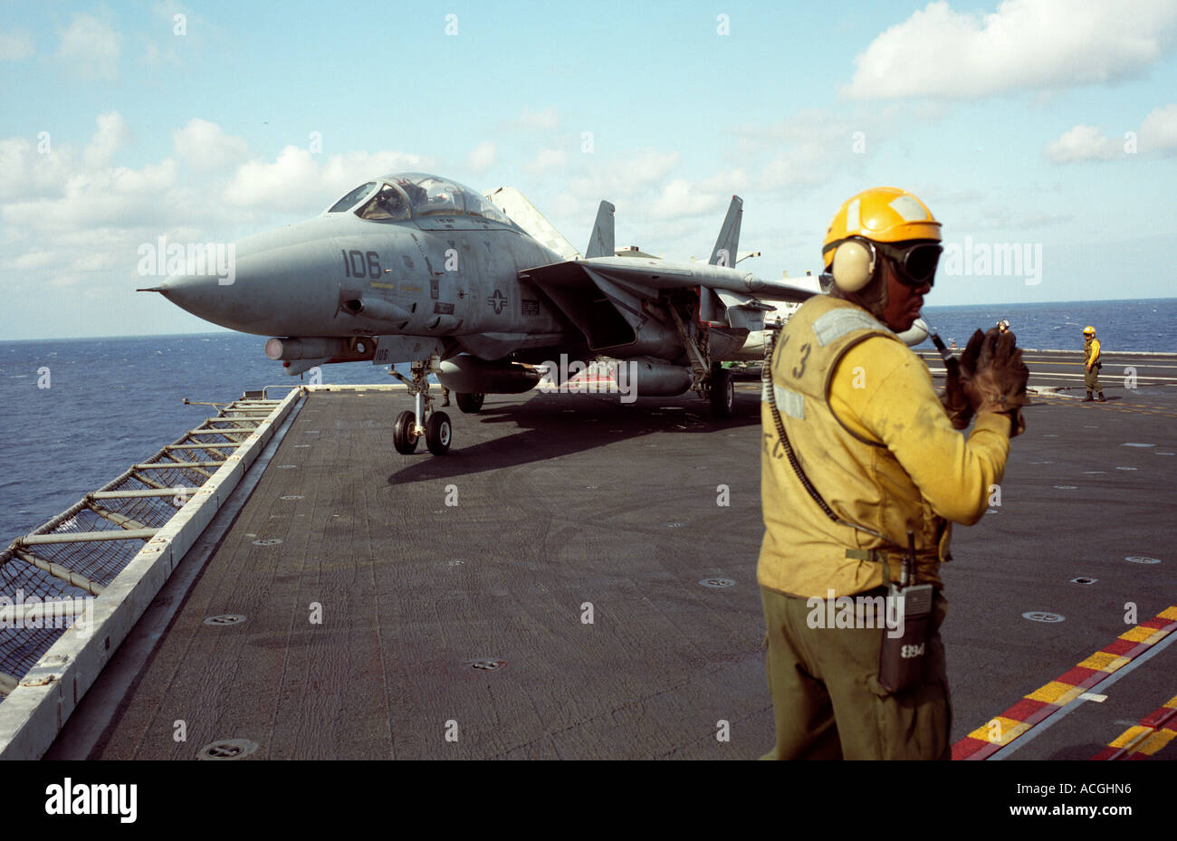 Ponte di volo lancio ufficiali di un F-14 Tomcat durante operazioni di volo dal ponte di USS John F. Kennedy (CV-67) Foto Stock