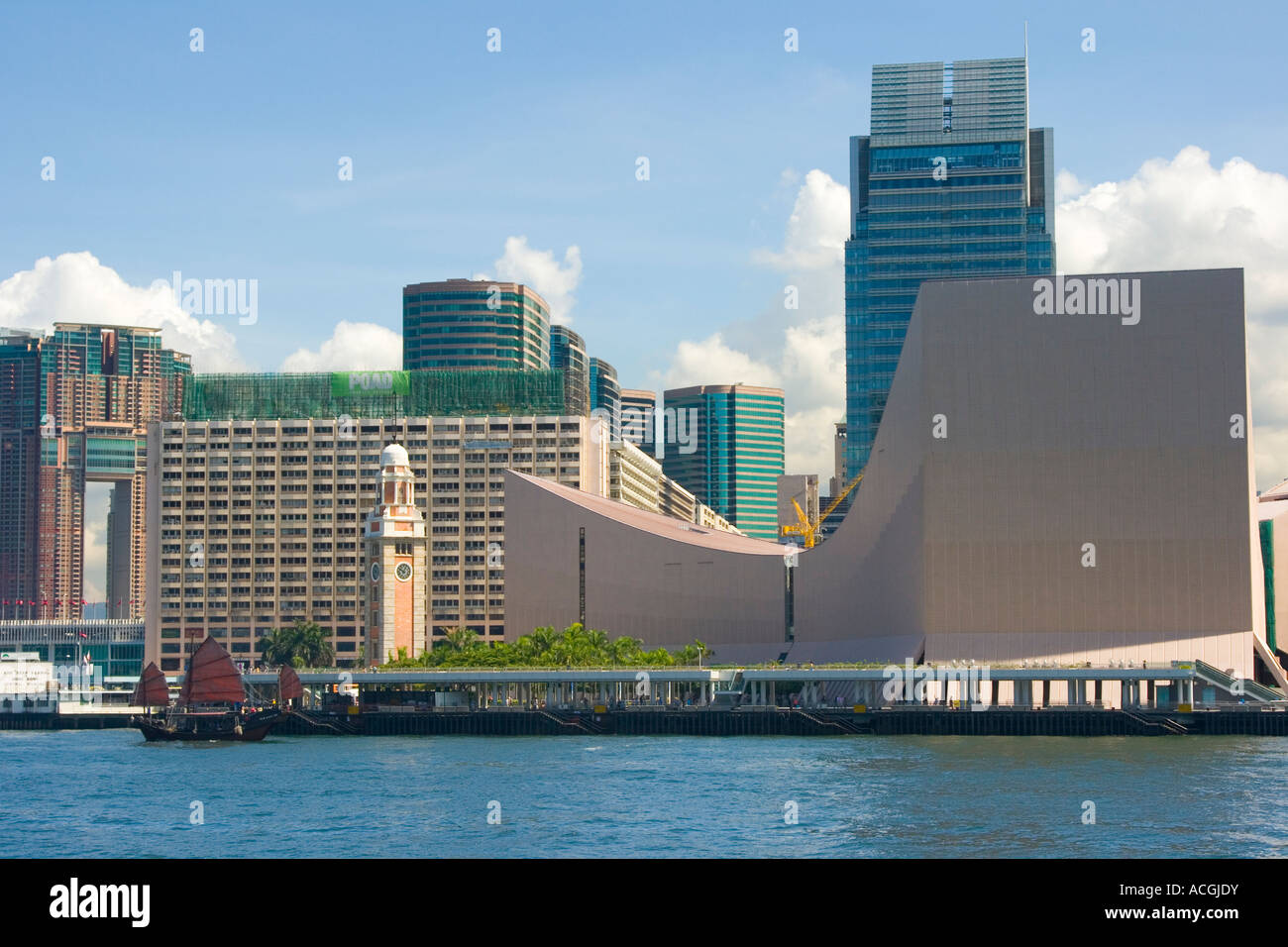 Centro Culturale di Hong Kong e Duk Ling Cinese tradizionale Giunca Vela Hong Kong Foto Stock