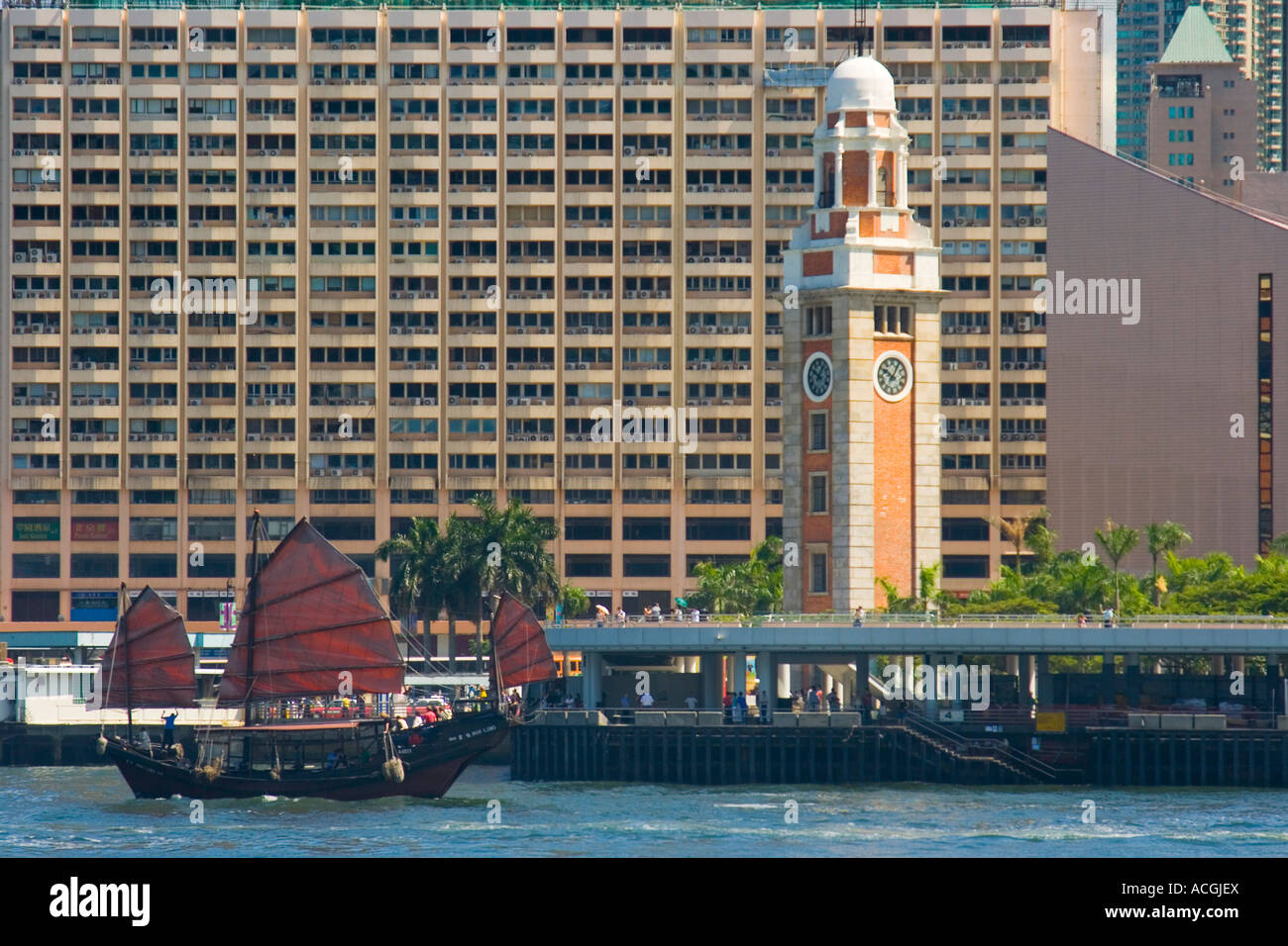 Colonial Clock Tower e Duk Ling Cinese tradizionale Giunca Vela Hong Kong Foto Stock