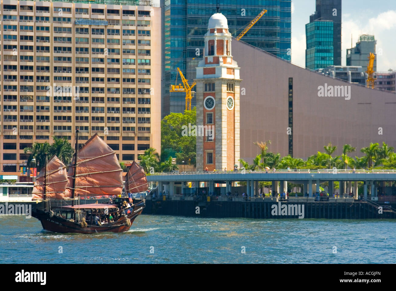 Colonial Clock Tower e Duk Ling Cinese tradizionale Giunca Vela Hong Kong Foto Stock
