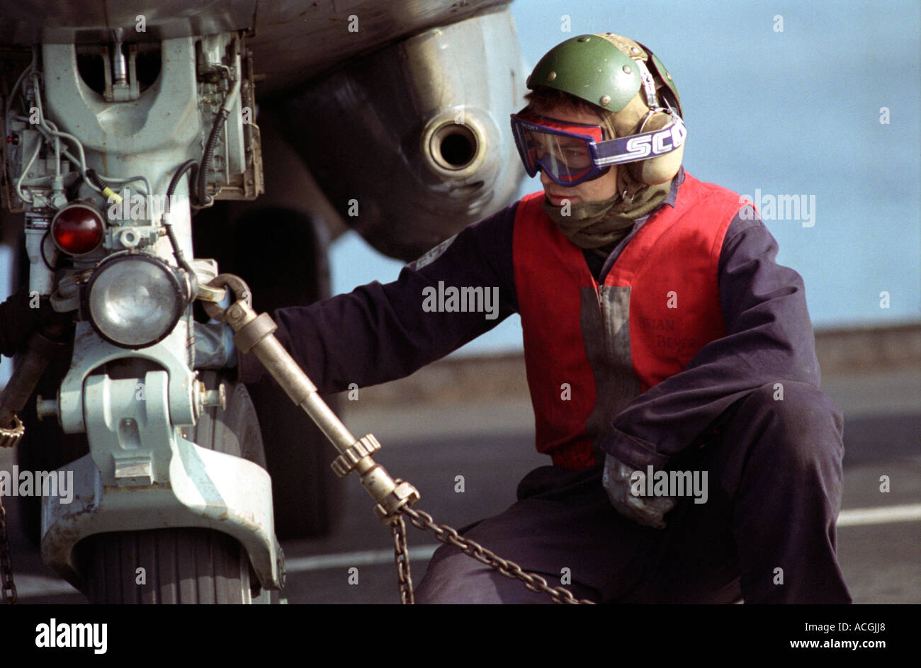 Ponte di volo attendant dal naso ruota del Sea Harrier HMS Ark Royal Foto Stock