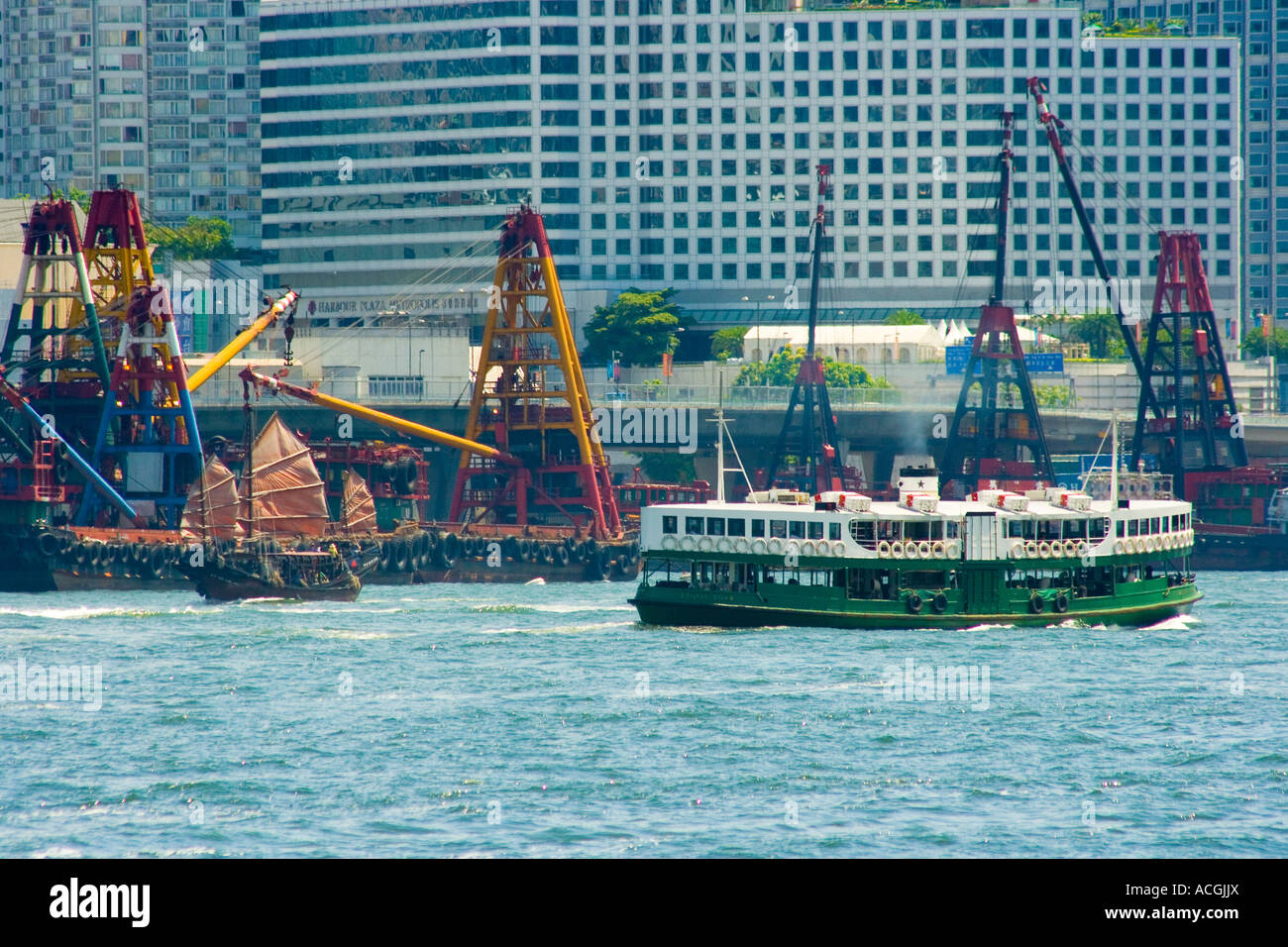 Hong Kong spedizione commerciale Star Ferry e Duk Ling Cinese tradizionale Giunca Vela Hong Kong Foto Stock