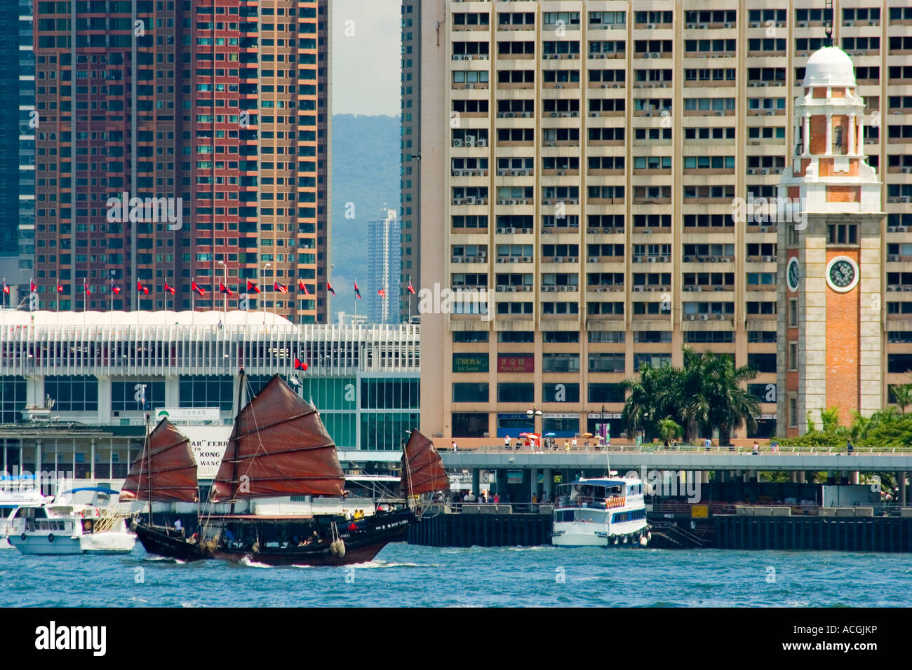 Colonial Clock Tower e Duk Ling Cinese tradizionale Giunca Vela Hong Kong Foto Stock