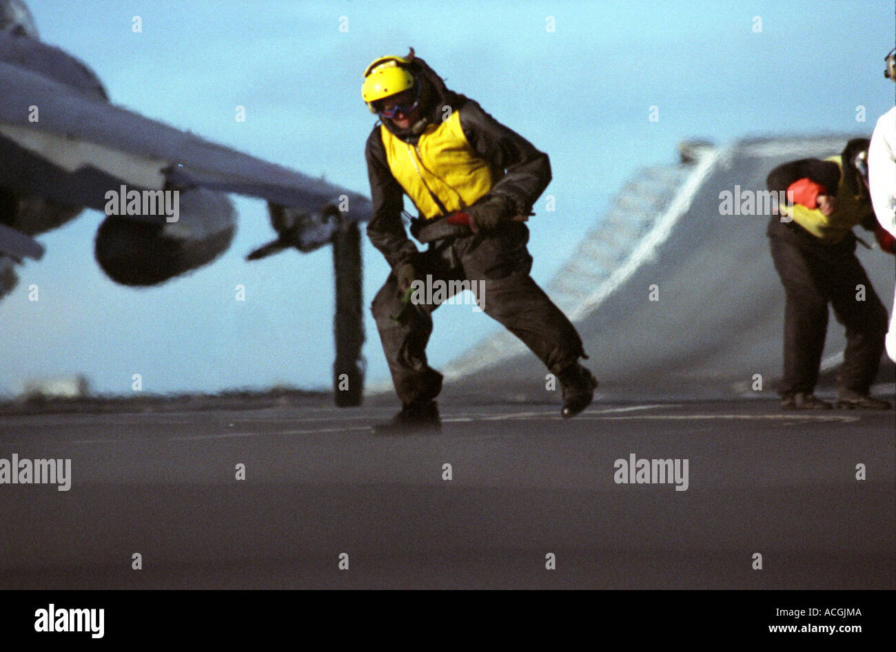 Royal Navy ponte di volo Lancia Captian Sea Harrier dal ponte di volo di HMS Ark Royal. Rampa di sci nel retro di massa. Foto Stock