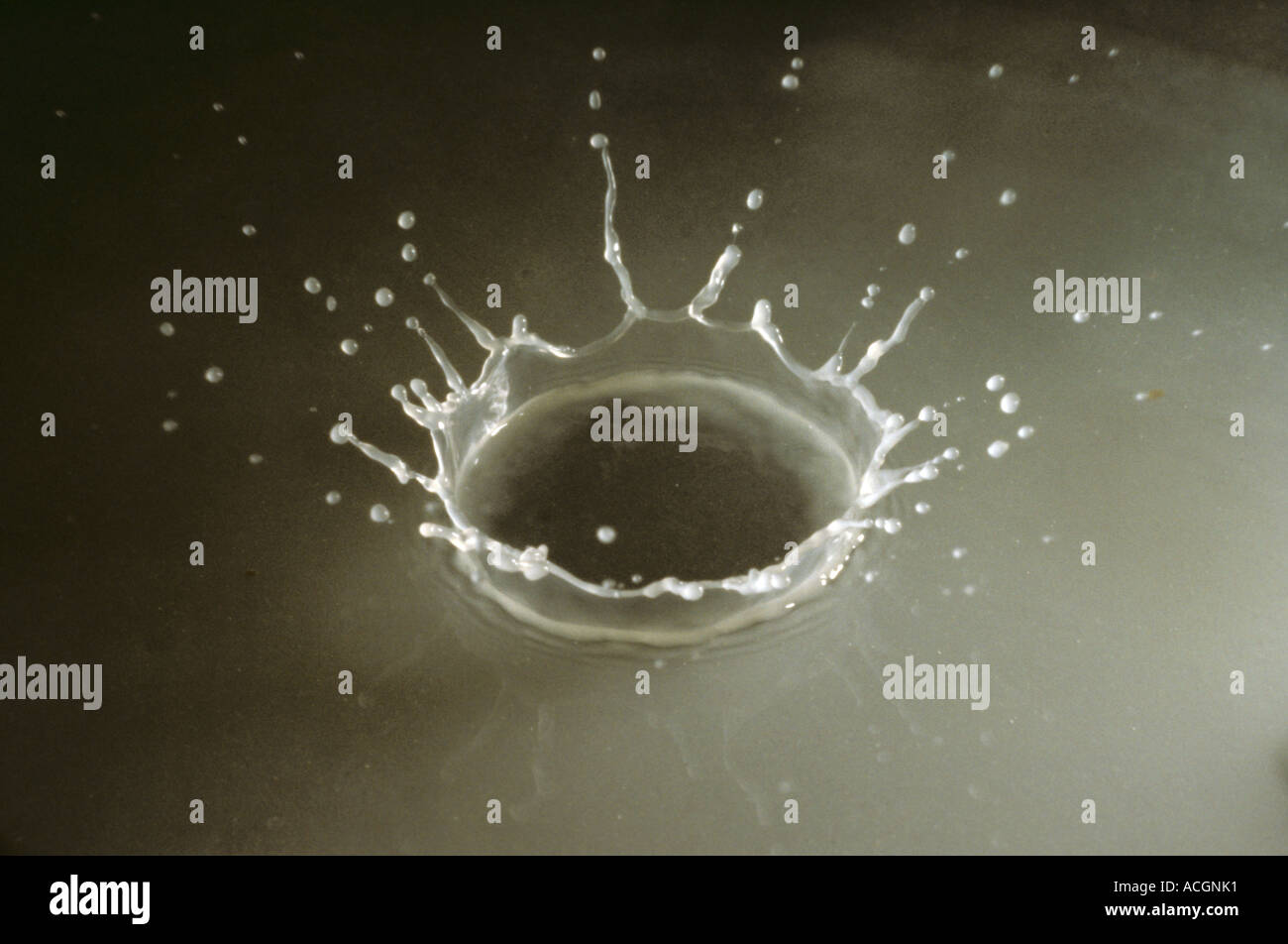 Una corona formata da una goccia di acqua spruzzata su una superficie di vetro Foto Stock