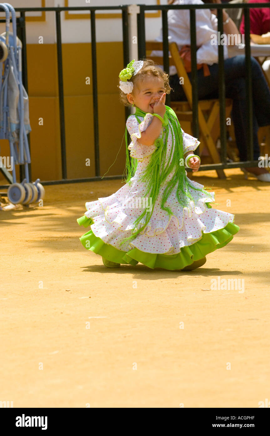 Ragazza in spagnolo tipici abiti abito tradizionale a Jerez de la Frontera fiera cavalli Foto Stock