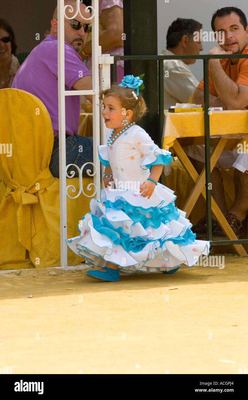 Ragazza in spagnolo tipici abiti abito tradizionale a Jerez de la Frontera fiera cavalli Foto Stock
