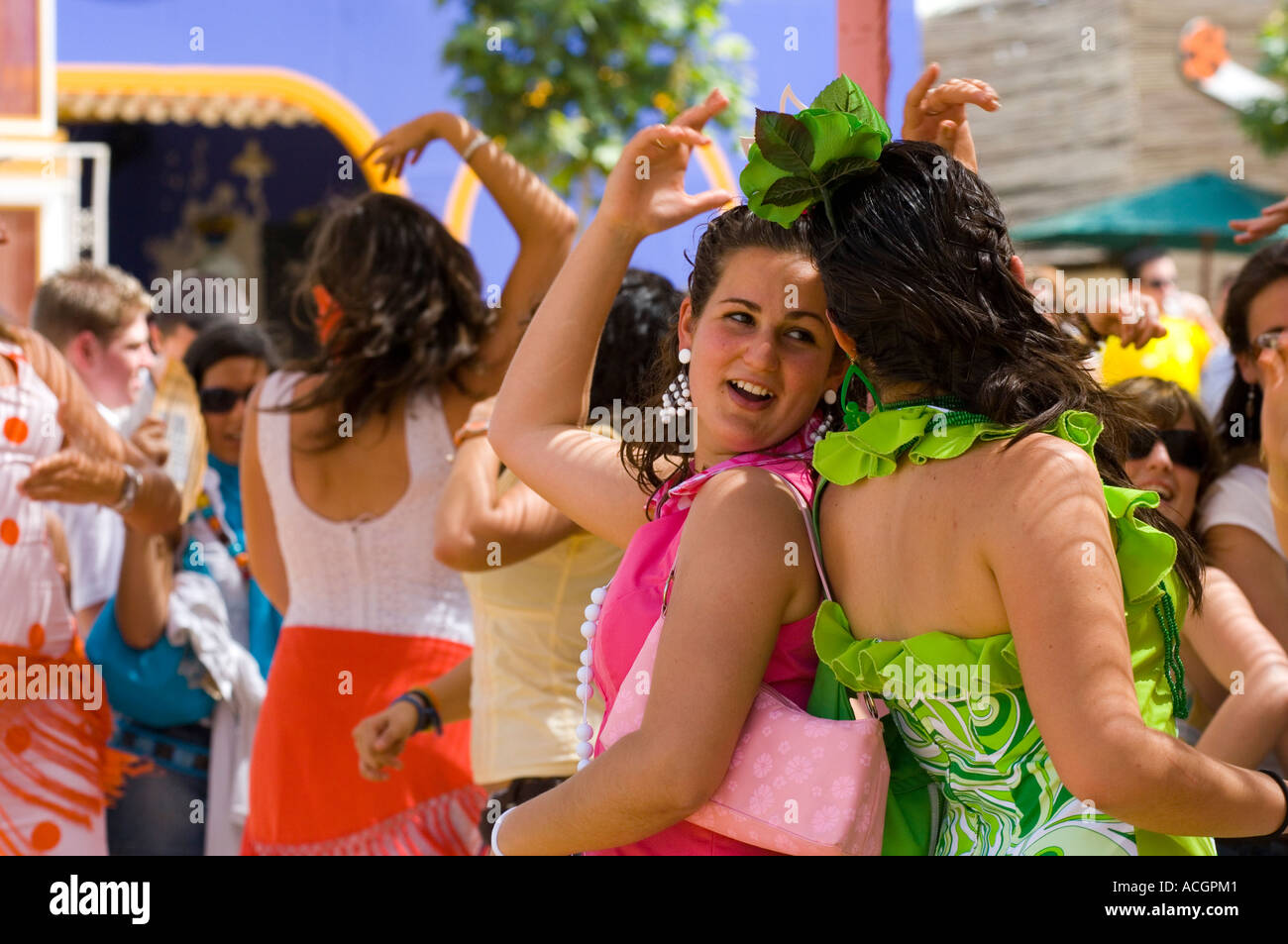 Jerez signore spagnolo balli Flamenco a Jerez Frontera fiera cavalli in abito tradizionale Foto Stock