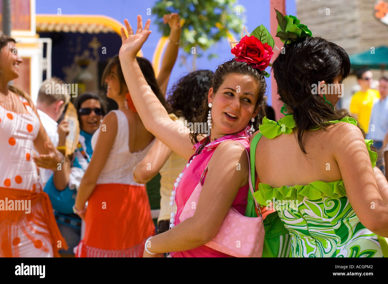 Jerez signore spagnolo balli Flamenco a Jerez Frontera fiera cavalli in abito tradizionale Foto Stock