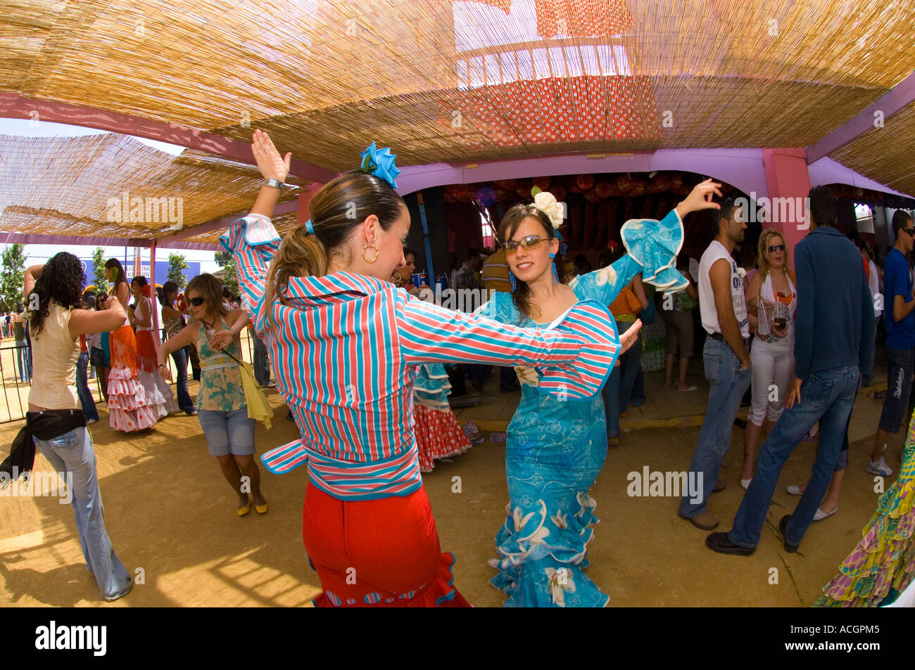 Jerez signore spagnolo balli Flamenco a Jerez Frontera fiera cavalli in abito tradizionale Foto Stock