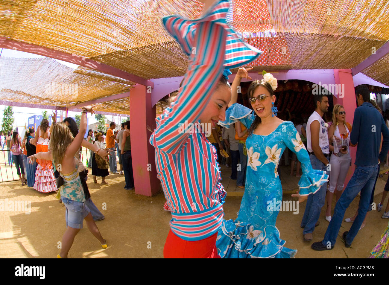 Jerez signore spagnolo balli Flamenco a Jerez Frontera fiera cavalli in abito tradizionale Foto Stock