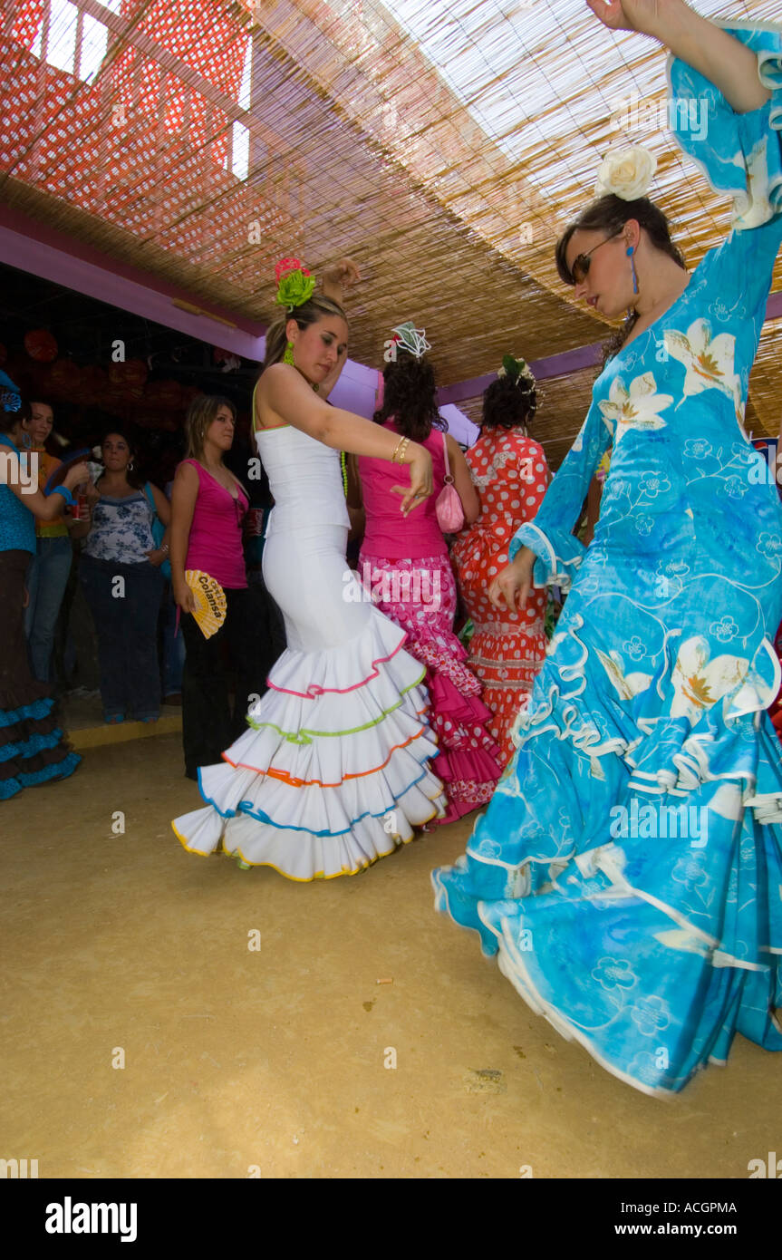 Jerez signore spagnolo balli Flamenco a Jerez Frontera fiera cavalli in abito tradizionale Foto Stock