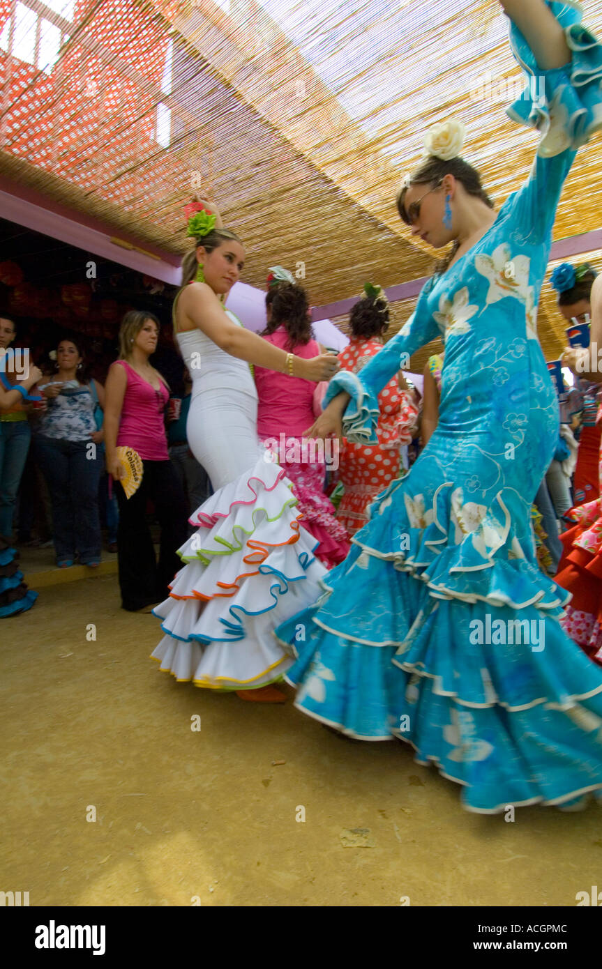 Jerez signore spagnolo balli Flamenco a Jerez Frontera fiera cavalli in abito tradizionale Foto Stock