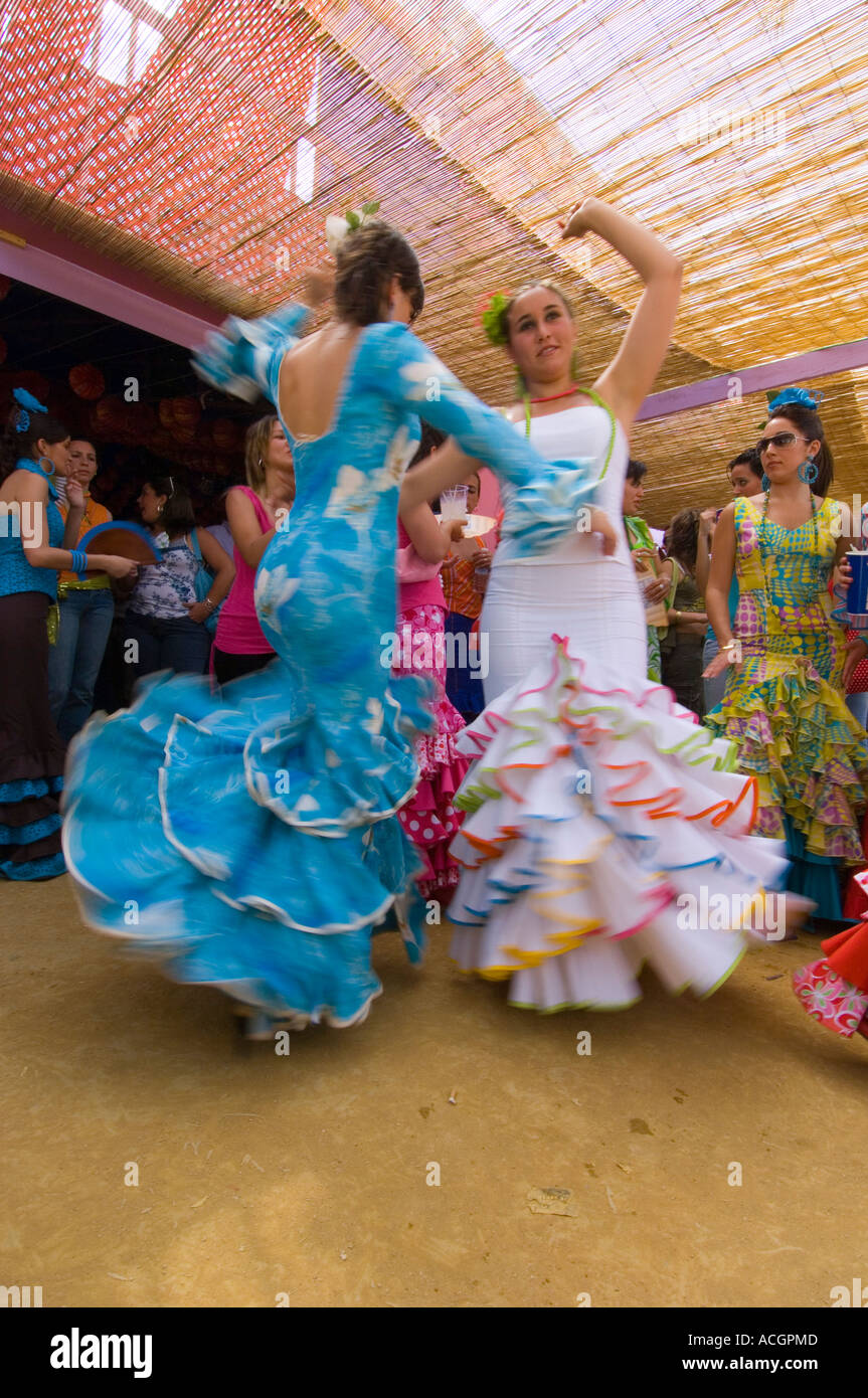 Jerez signore spagnolo balli Flamenco a Jerez Frontera fiera cavalli in abito tradizionale Foto Stock