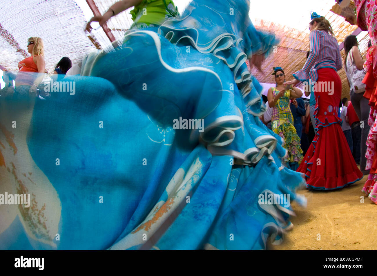 Jerez signore spagnolo balli Flamenco a Jerez Frontera fiera cavalli in abito tradizionale Foto Stock