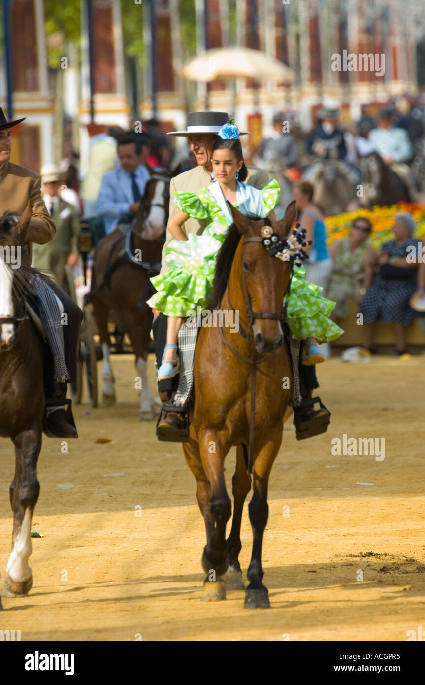 Impeccabilmente vestito persone locali incontrare e salutare a Jerez de la Frontera Fiera Cavalli Rider sulla spagnola andalusa di razza pura Foto Stock