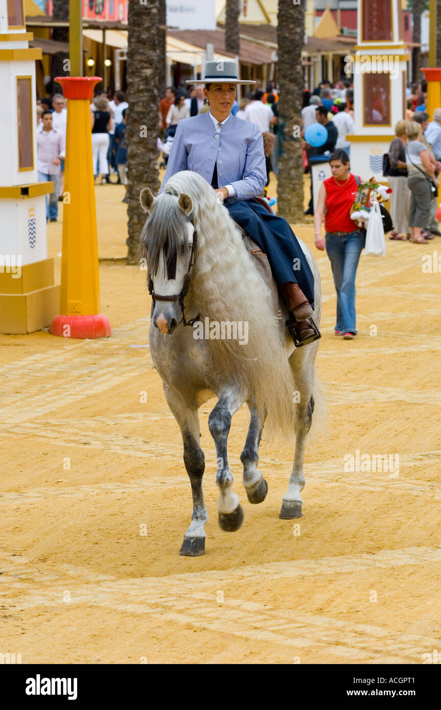 Impeccabilmente vestito femminile sul pilota spagnolo di razza throroughbred andaluso cavallo. Foto Stock