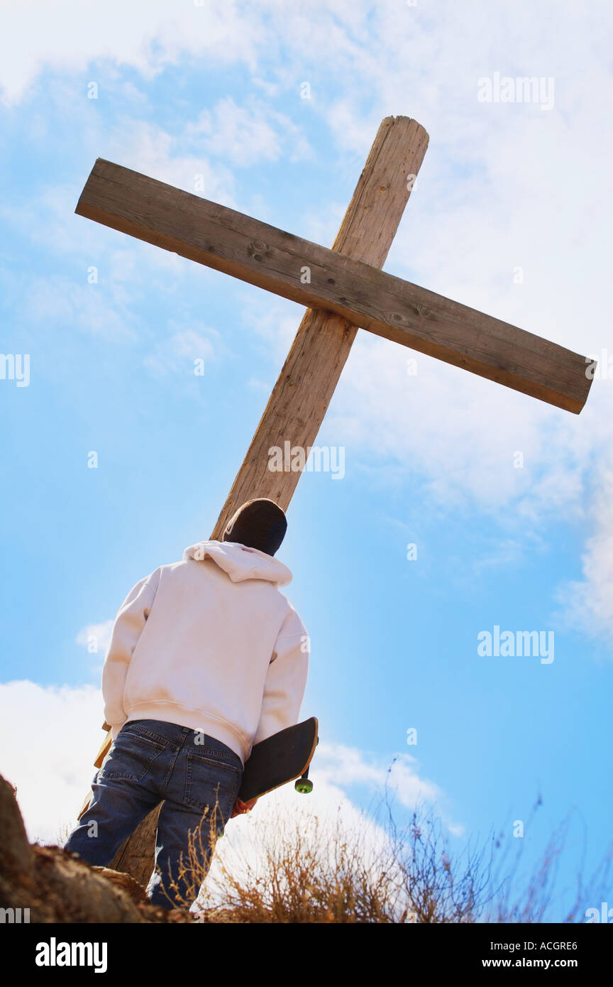 Adolescente cercando risposte a croce Foto Stock