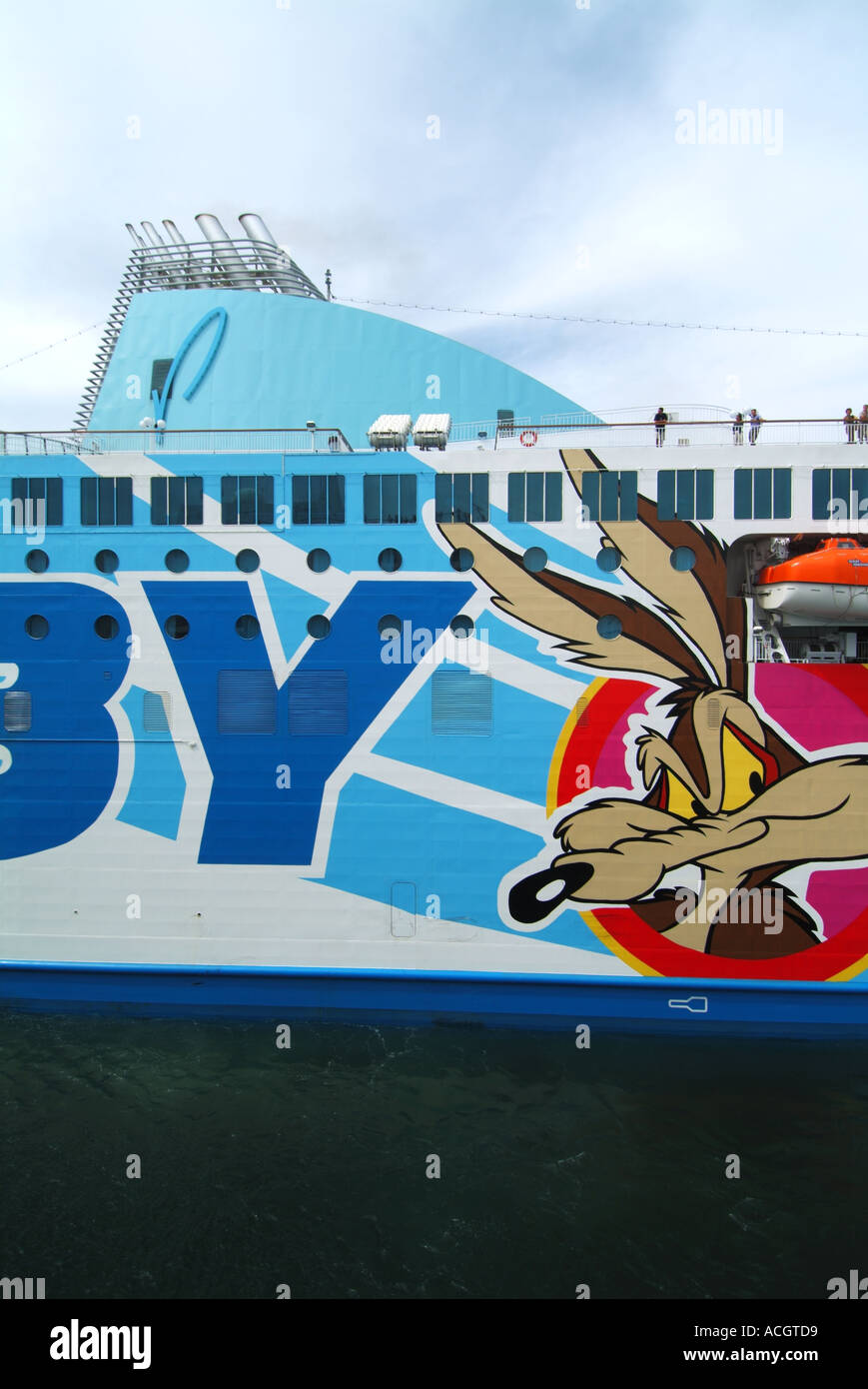 Olbia Sardina porta linee Moby Aki ferry artwork raffiguranti personaggi dei cartoni animati Foto Stock