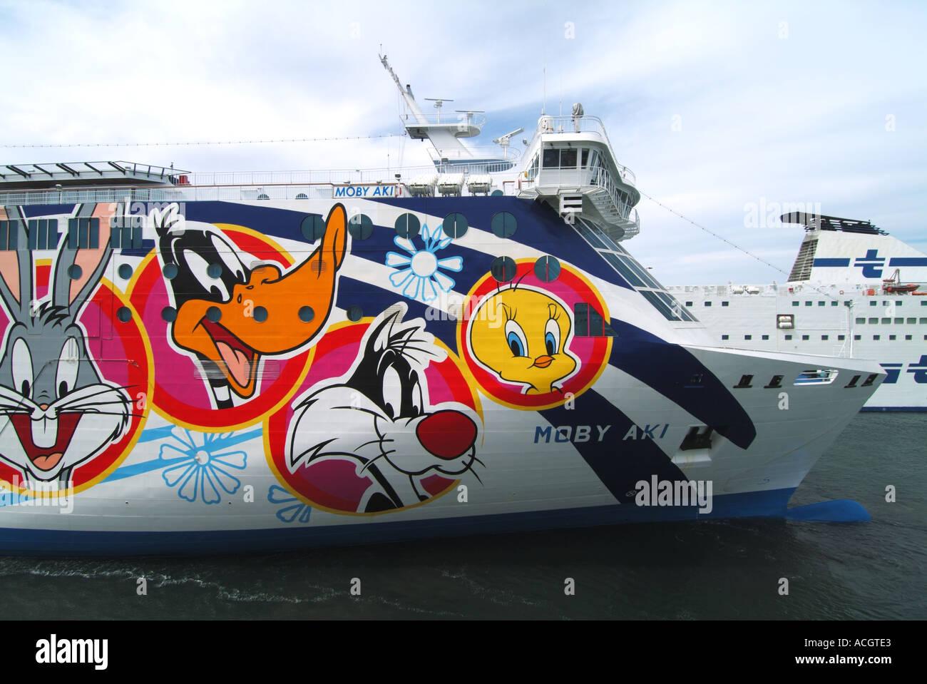 Olbia Sardina porta linee Moby Aki traghetto con lavori artistici che raffigurano i personaggi dei cartoni animati in Italia Foto Stock