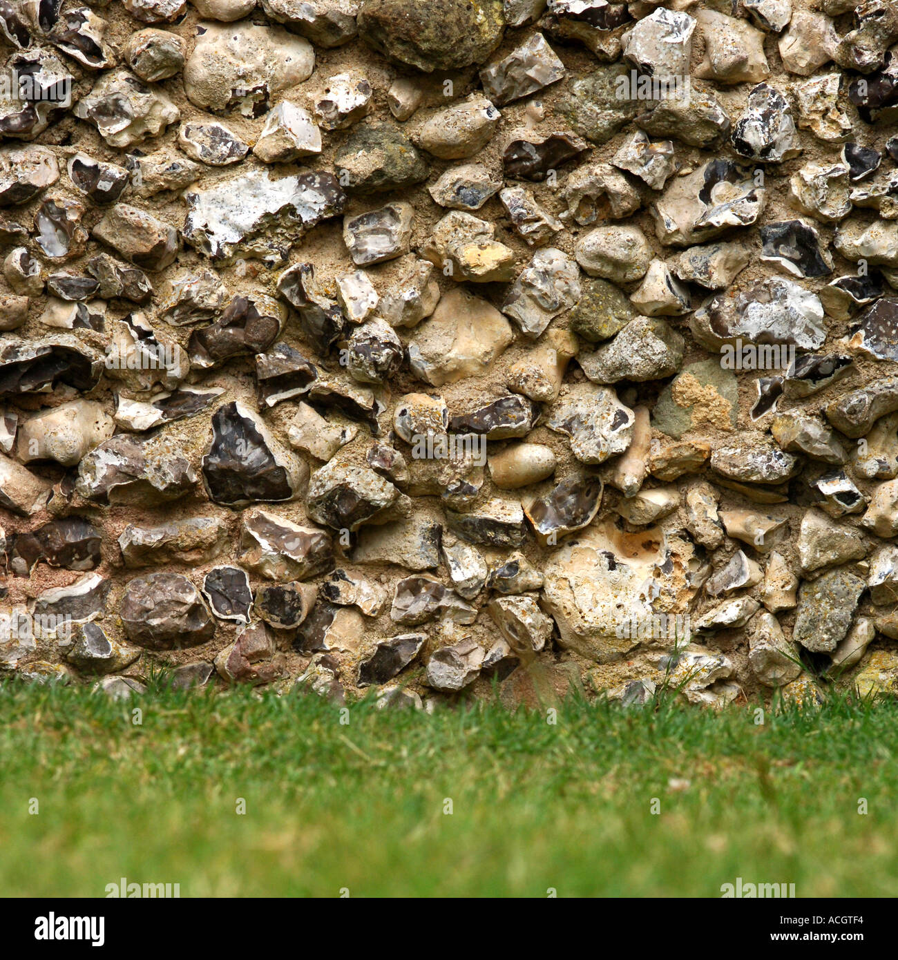 Pareti di pietra focaia e erba verde Foto Stock