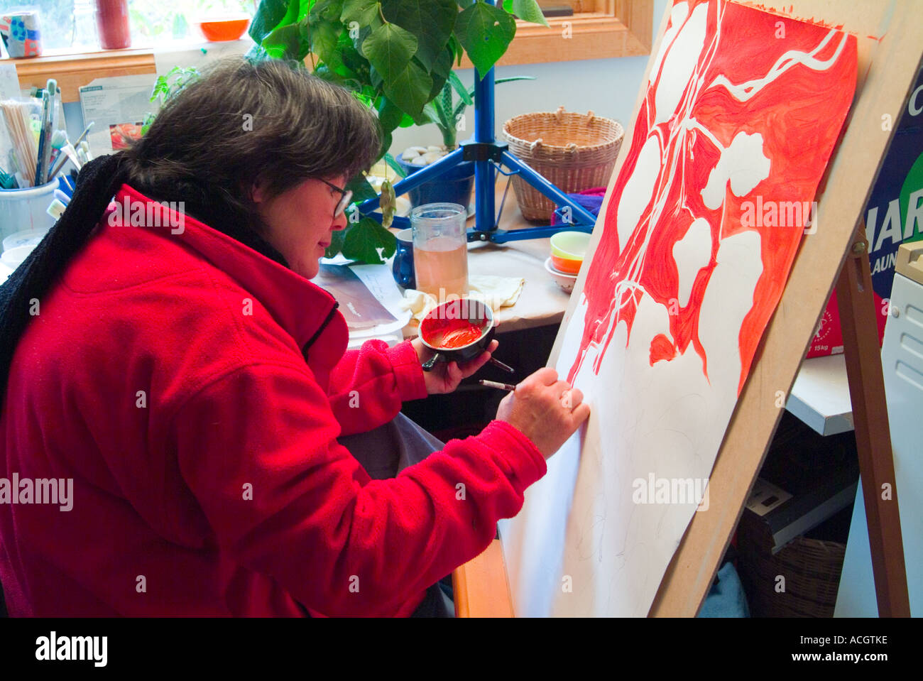 Una donna matura artista al lavoro Foto Stock