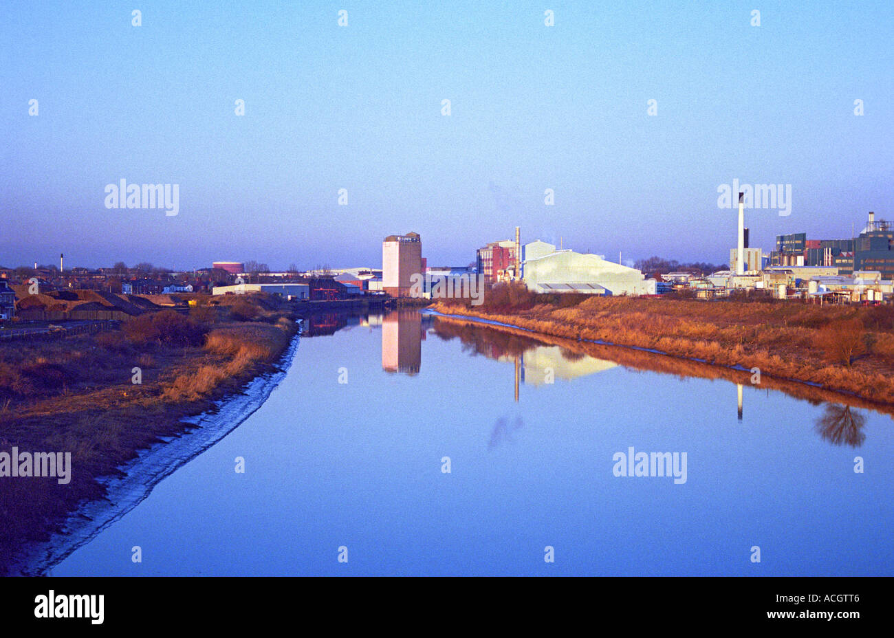 Crosfield Factory e il vecchio Fairclough mulino di farina sulle rive del fiume Mersey, Warrington, Inghilterra, inverno 2005 Foto Stock