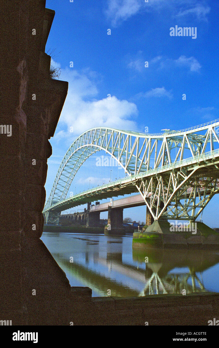 Runcorn-Widnes Road Bridge (il Giubileo d'argento ponte) da Widnes West Bank, Inghilterra Feb 2006 Foto Stock