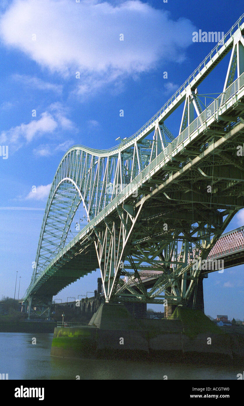 Runcorn-Widnes Road Bridge (il Giubileo d'argento ponte) da Widnes West Bank, Inghilterra Feb 2006 Foto Stock