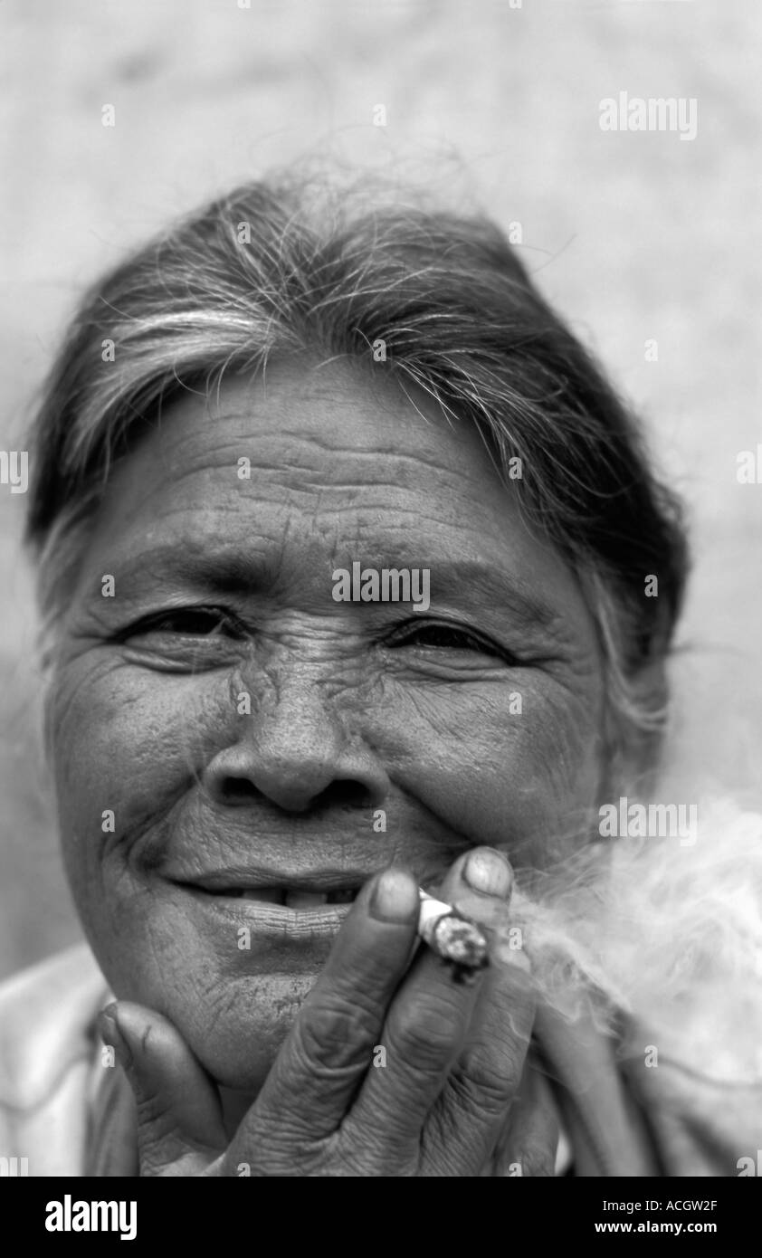 Gentile fornitore di anziani di fumare un mercato cheroot Pyin U Lwin Maymyo Birmania centrale fotografia in bianco e nero Foto Stock