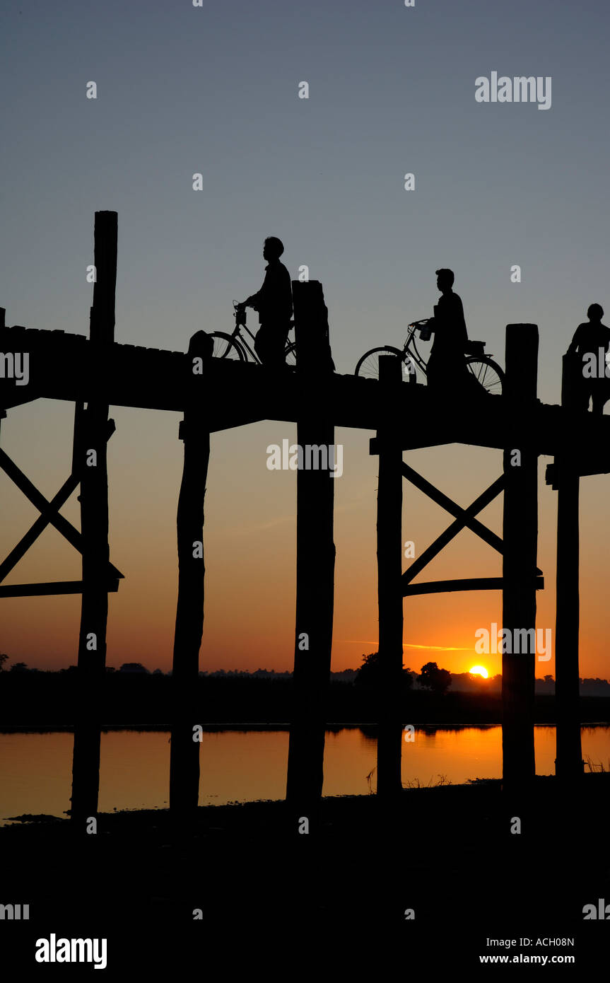 Birmania Myanmar Mandalay Taungthaman vedere U Bein Brücke längste Teakholzbrücke der Welt Foto Stock