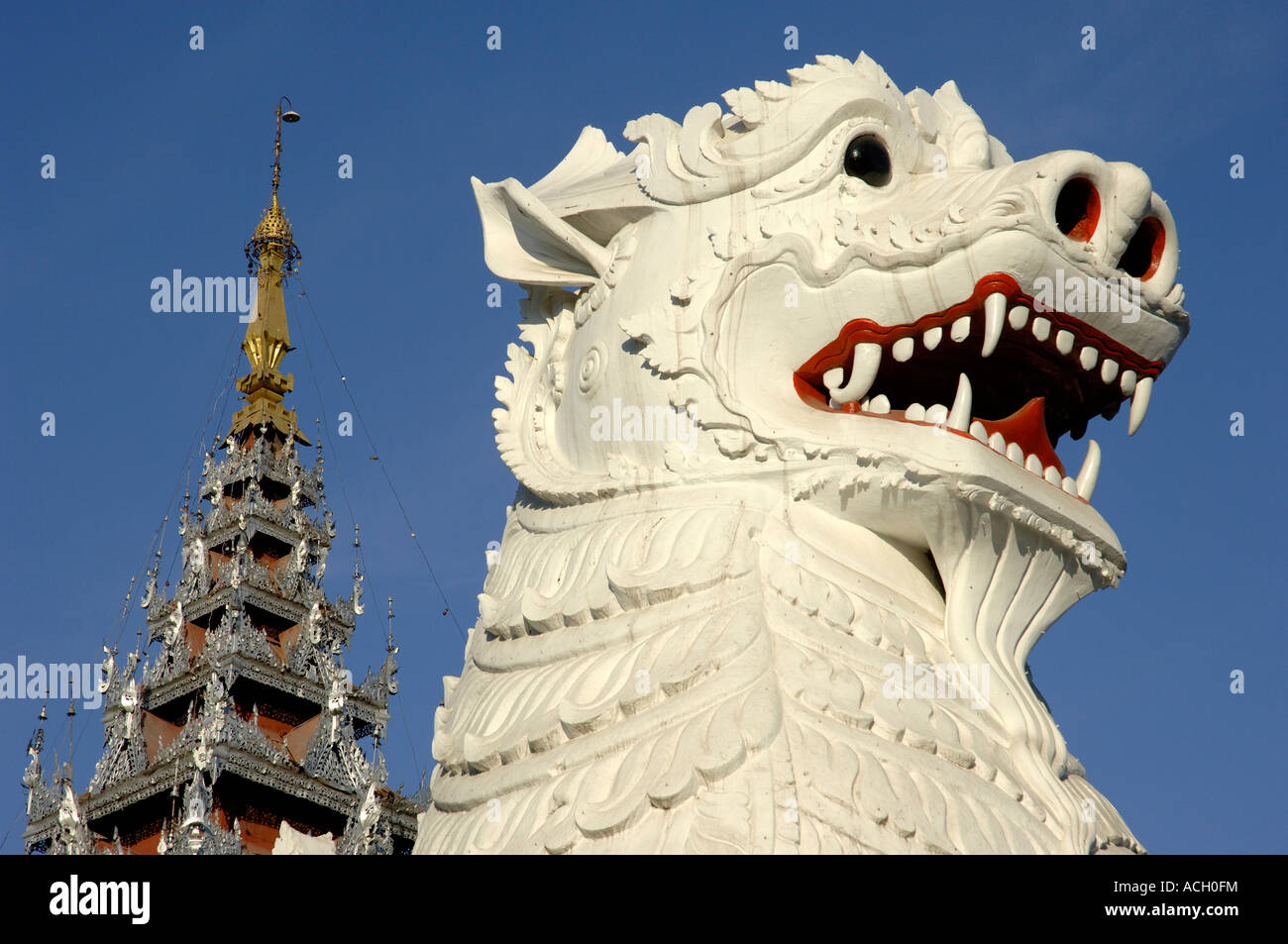 La Birmania Myanmar Mandalay Aufgang zum Mandalay Hill Mandalay Berg Chinthei Chintheifiguren Foto Stock