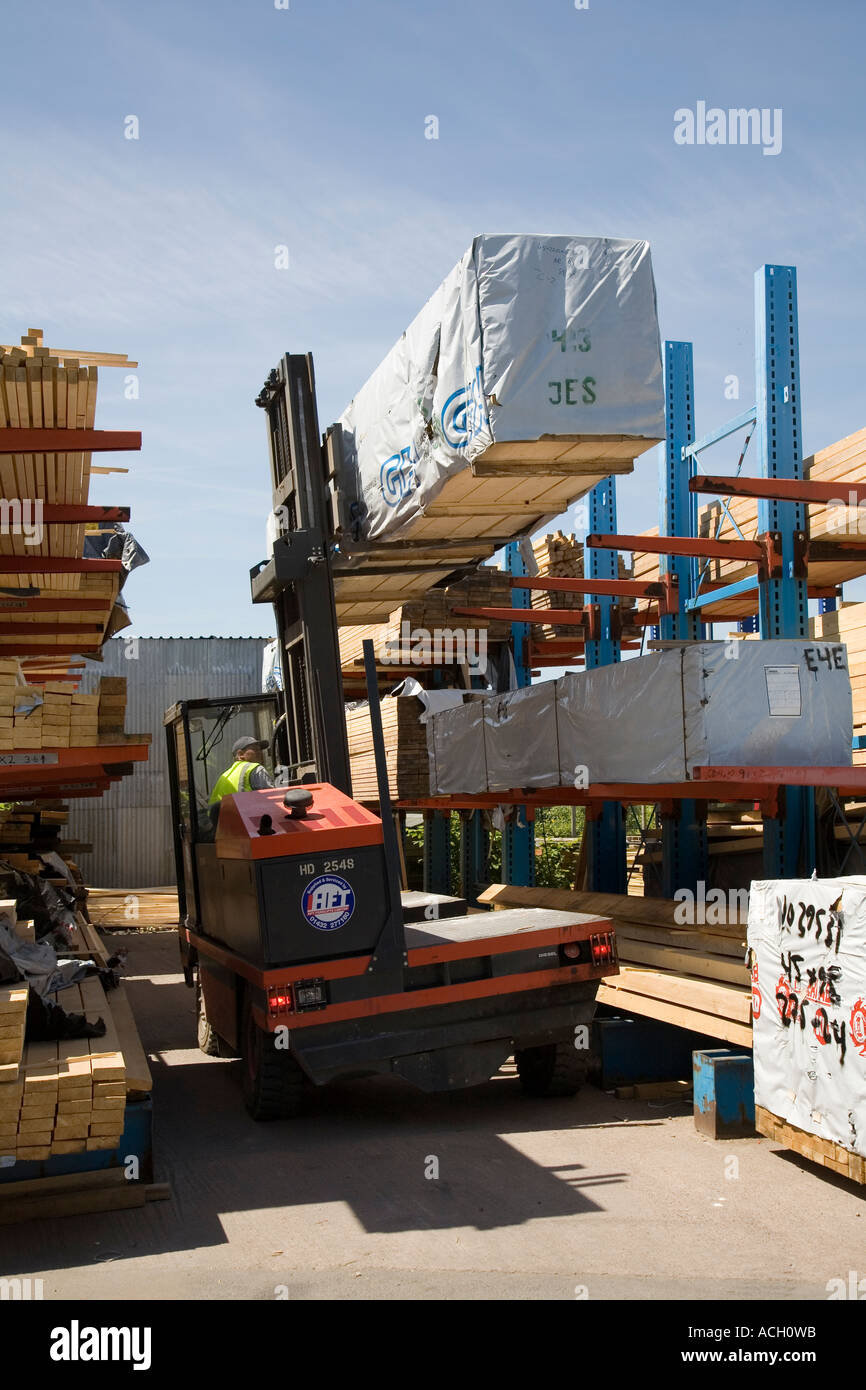 Carrello elevatore a forche di sollevamento pacchetto di legno segato su builder ripiani di alimentazione Hereford Inghilterra REGNO UNITO Foto Stock