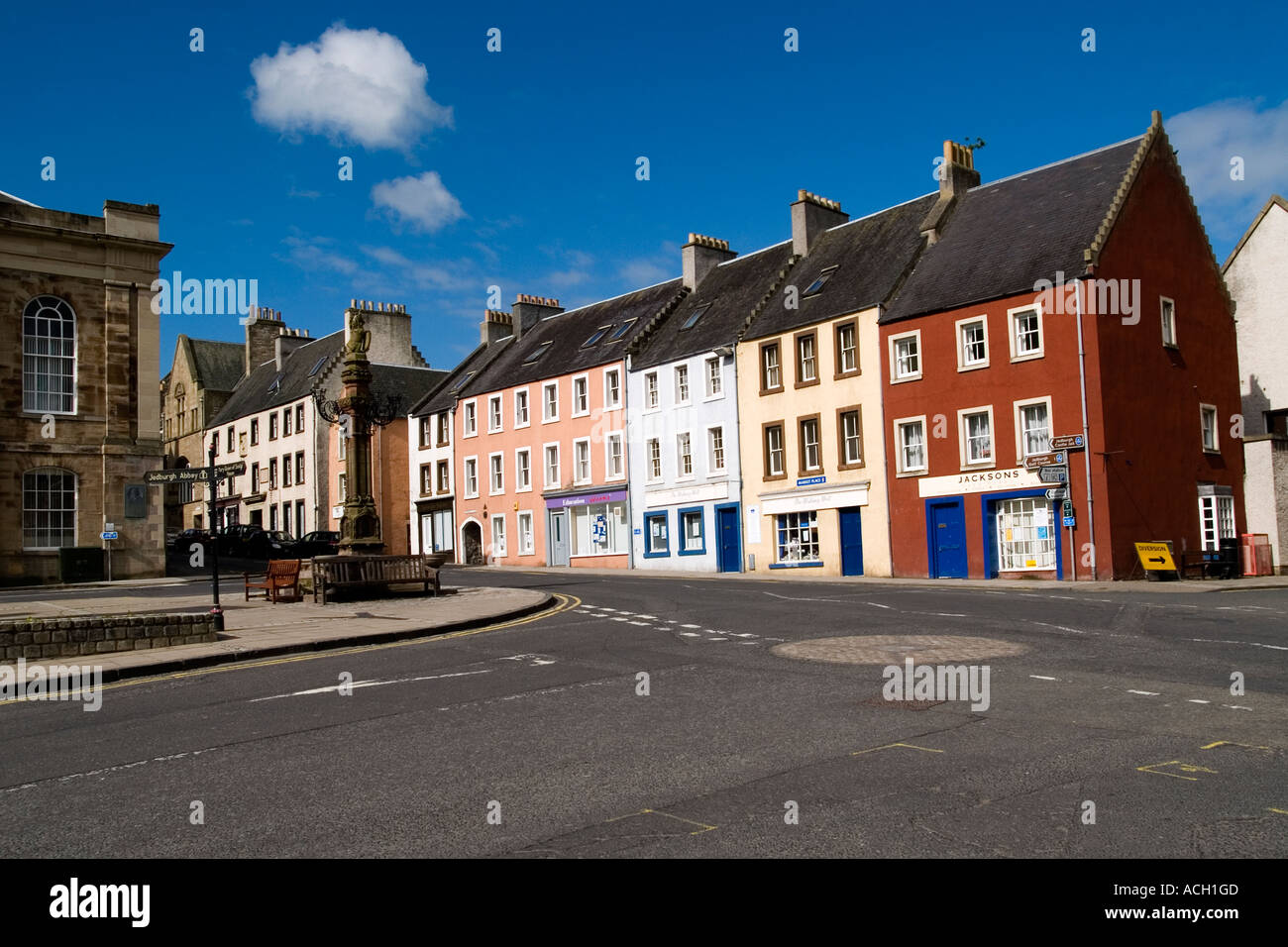 Case colorate e negozi in luogo di mercato Jedburgh, Scottish Borders Regno Unito. Foto Stock