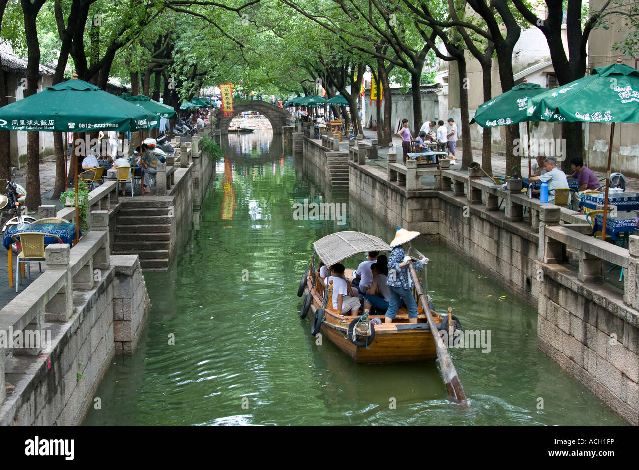 Ristoranti Canal Linea Donna a remi in barca in legno Tongli città d'acqua Cina Foto Stock