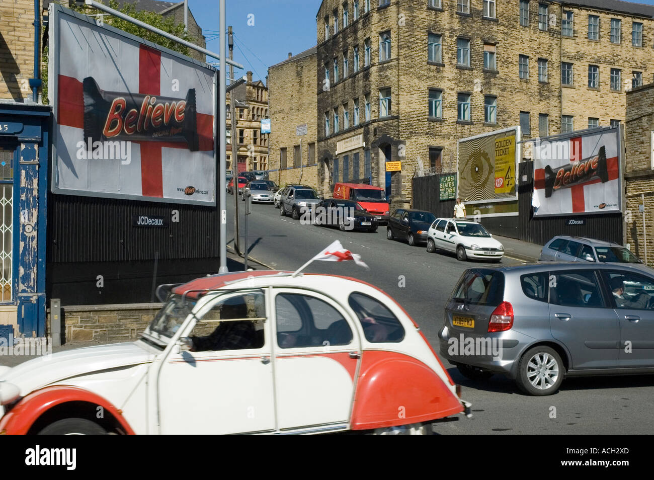 Un rosso e bianco vettura Citroën 2CV con un flag di Inghilterra Foto Stock