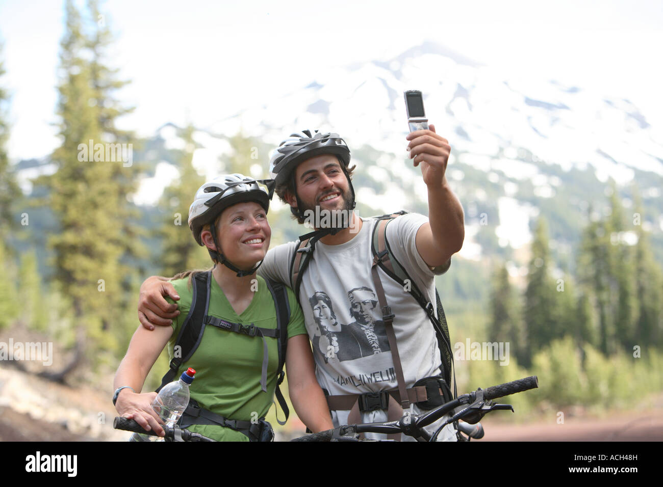 Matura in mountain bike Prendete una foto insieme con un telefono cellulare Foto Stock