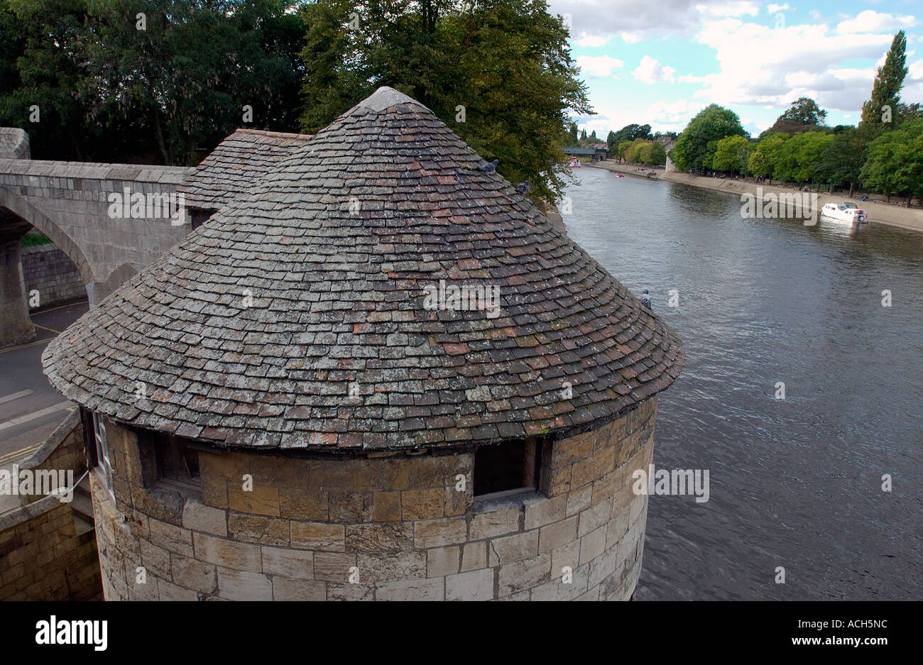 Tetto del difensivo originale torre in pietra a ponte Lendal, York, Regno Unito Foto Stock